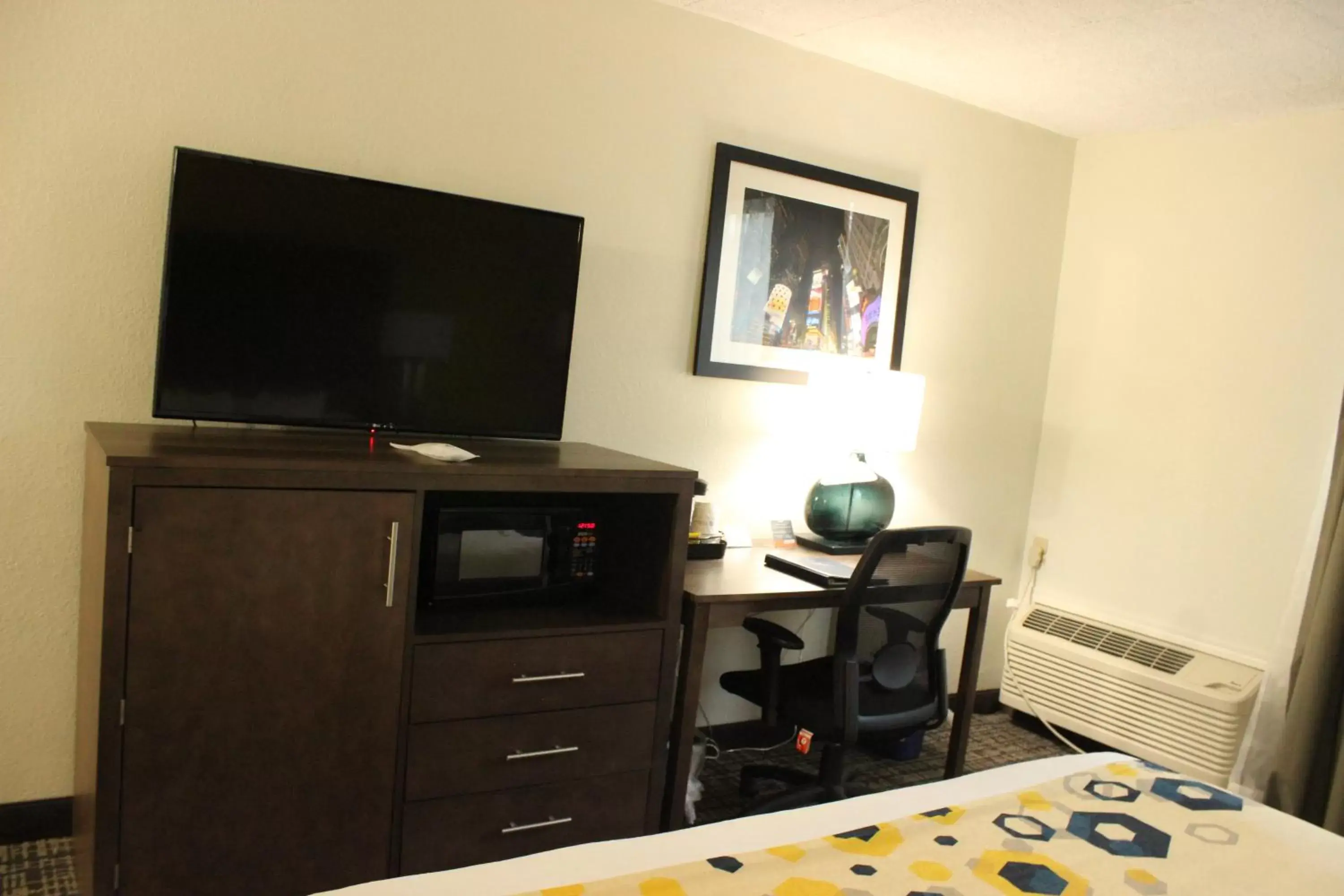 TV and multimedia, TV/Entertainment Center in Best Western Inn at Ramsey