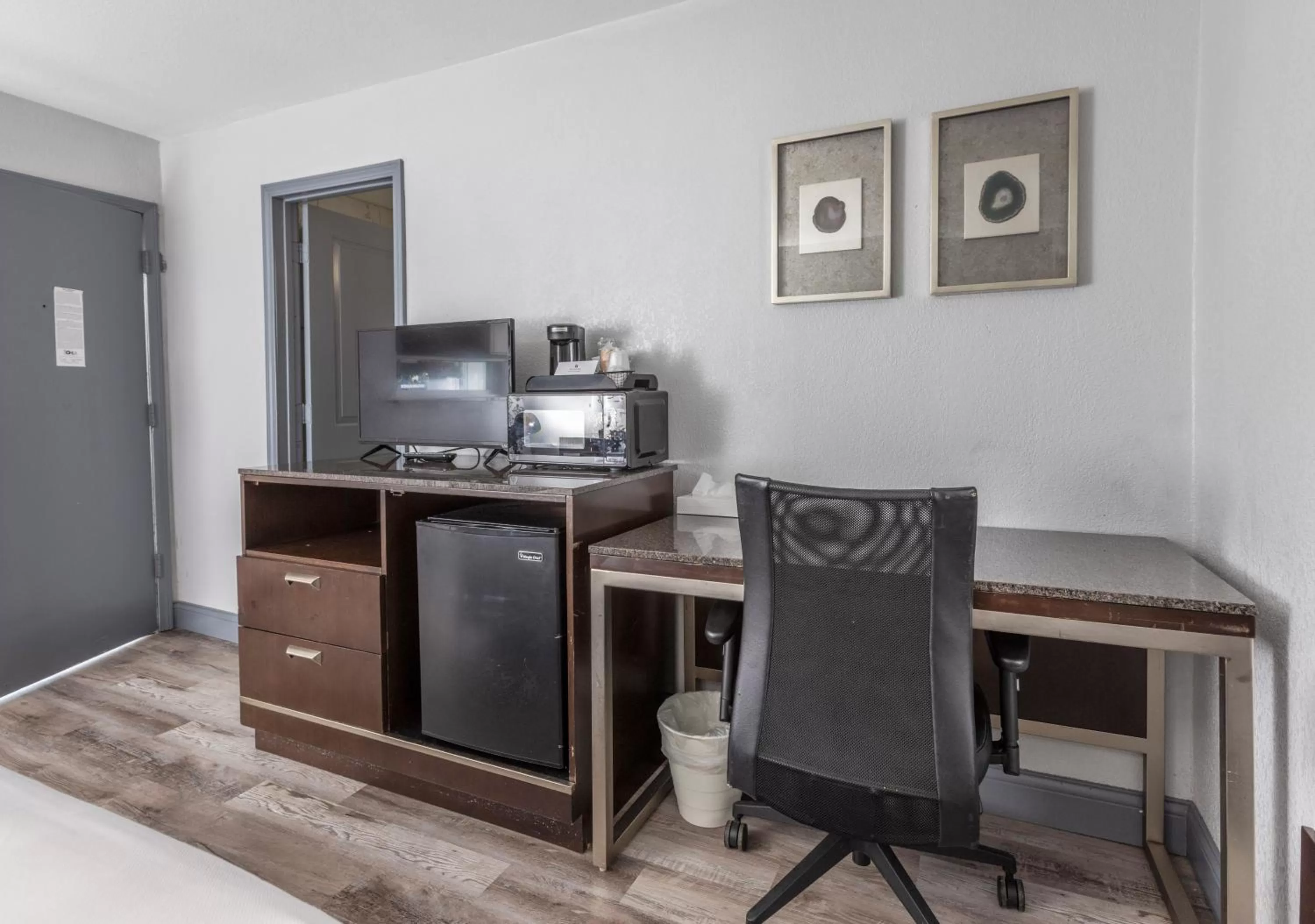 hair dresser in Butler Inn