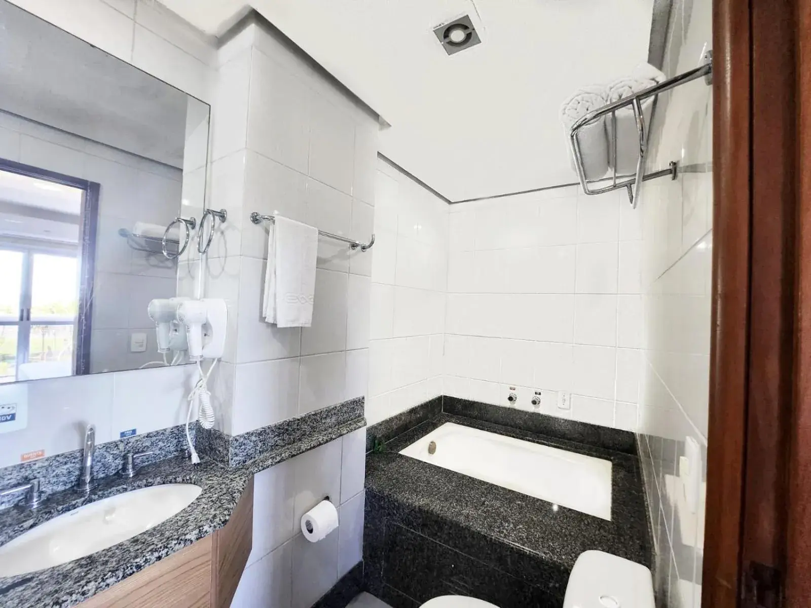 Hot Tub, Bathroom in Nobile Suites Diamond