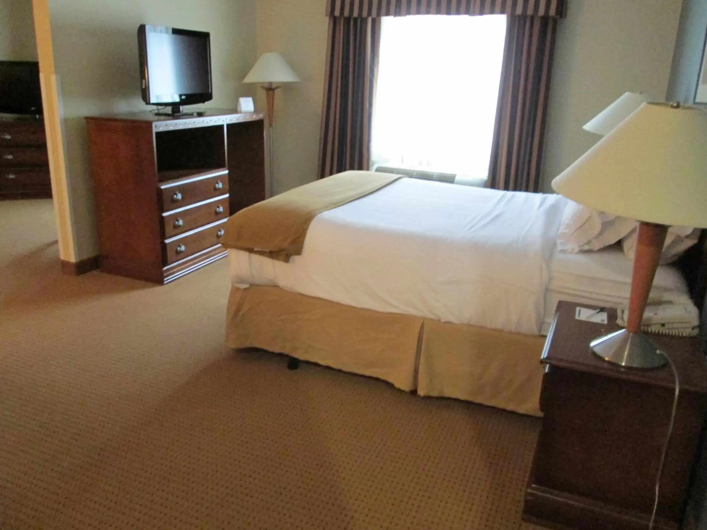 Photo of the whole room, Bed in Holiday Inn Express - Newell-Chester WV, an IHG Hotel