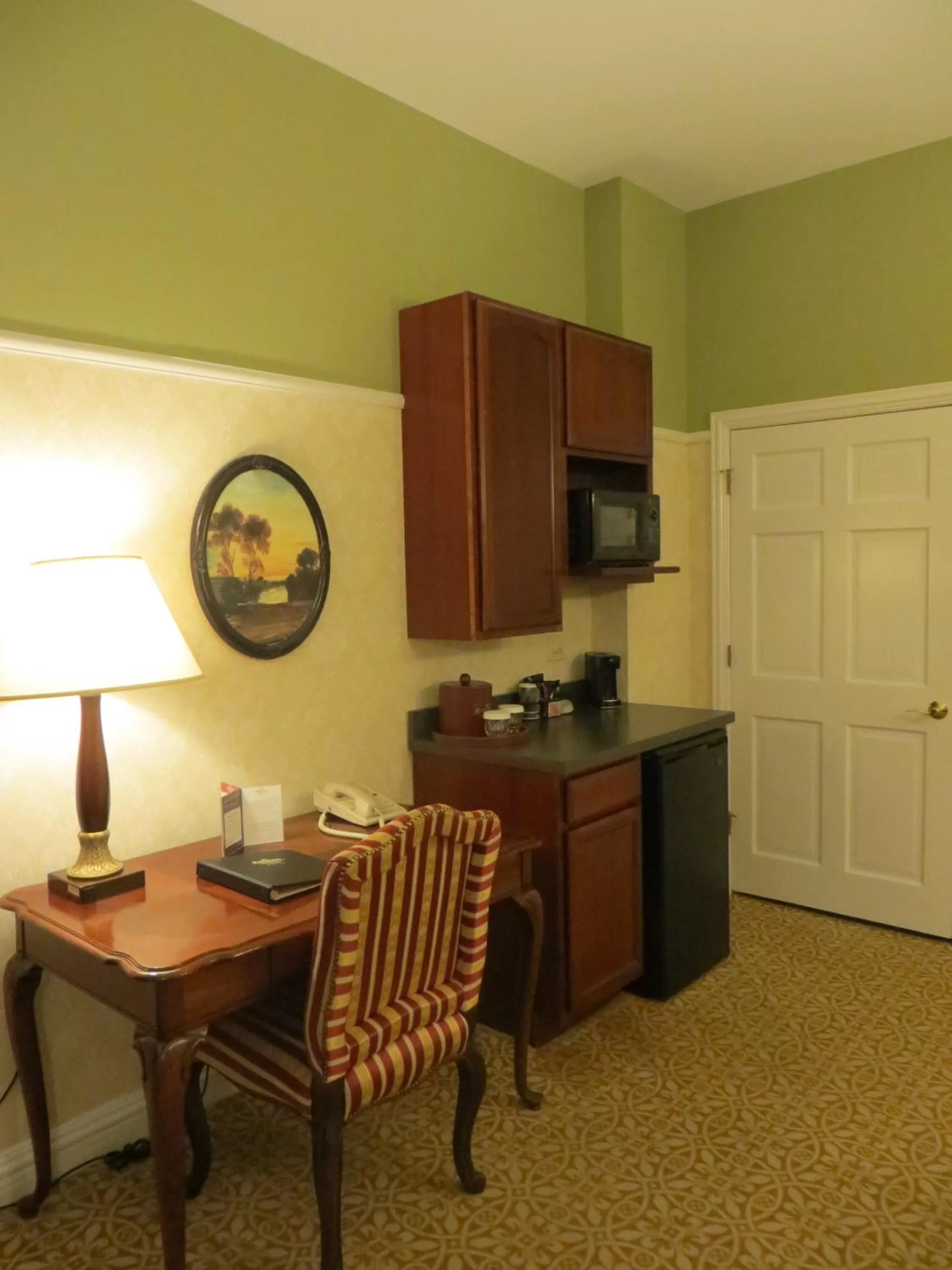 Kitchen or kitchenette in Carleton of Oak Park