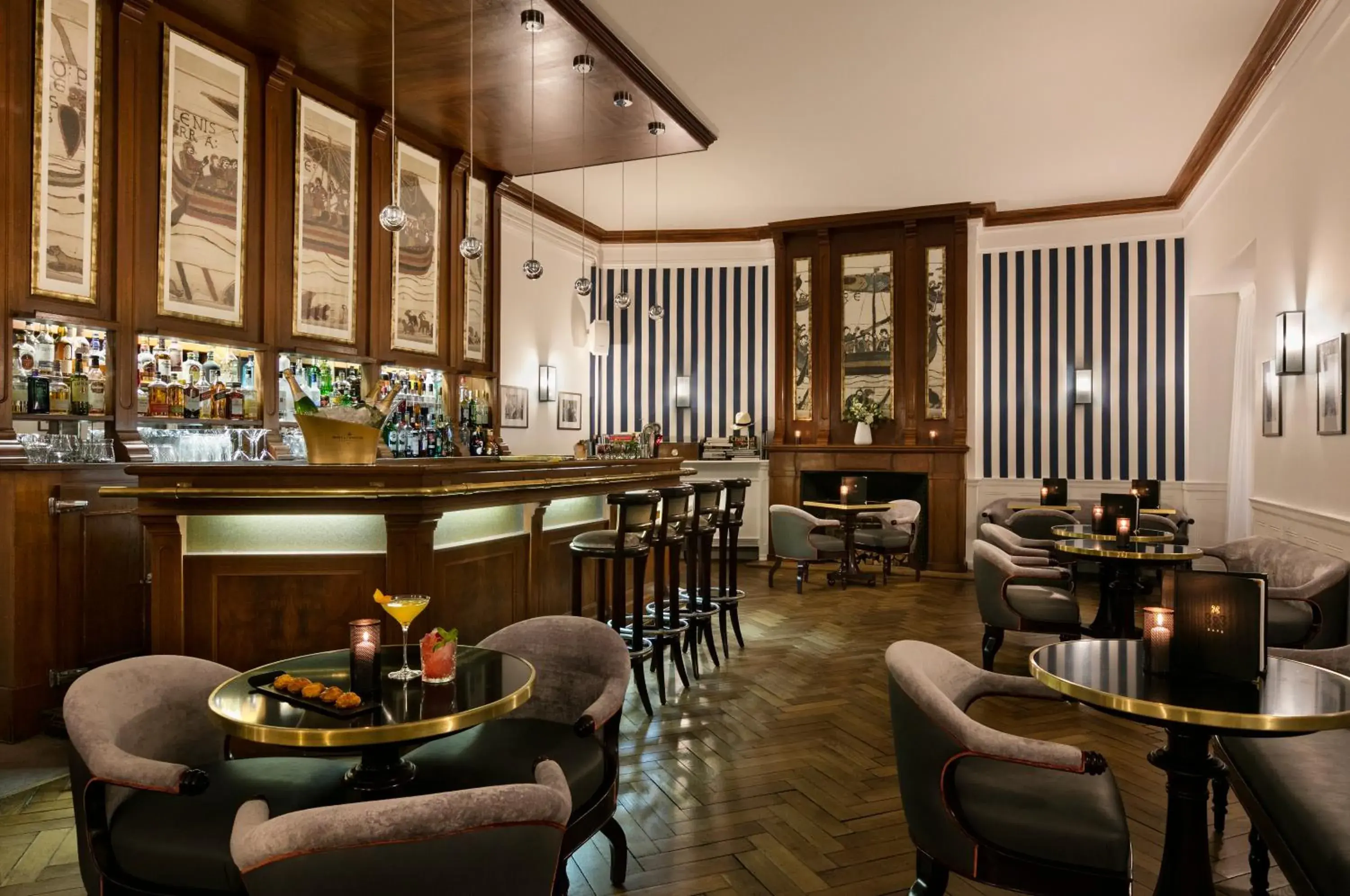Lounge or bar, Restaurant/Places to Eat in Hotel Barriere Le Grand Hotel Dinard