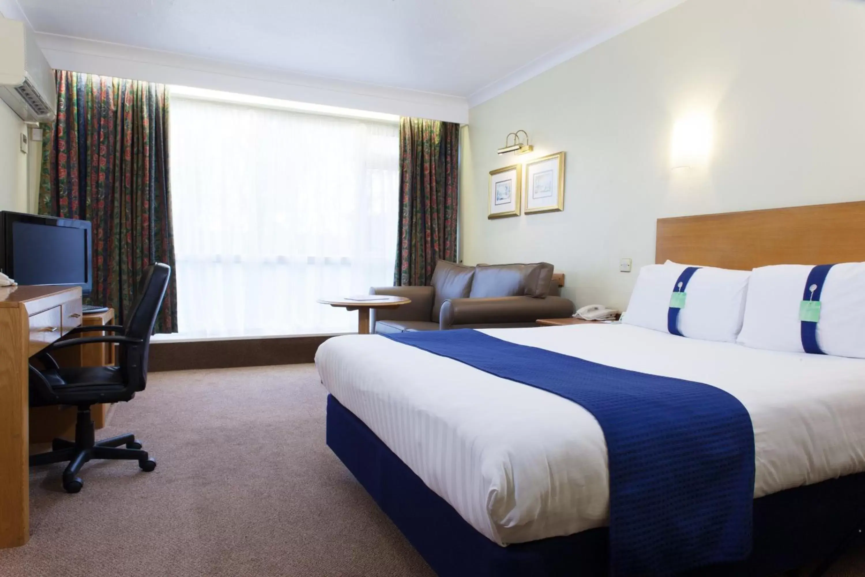 Photo of the whole room, Bed in Holiday Inn Newport, an IHG Hotel