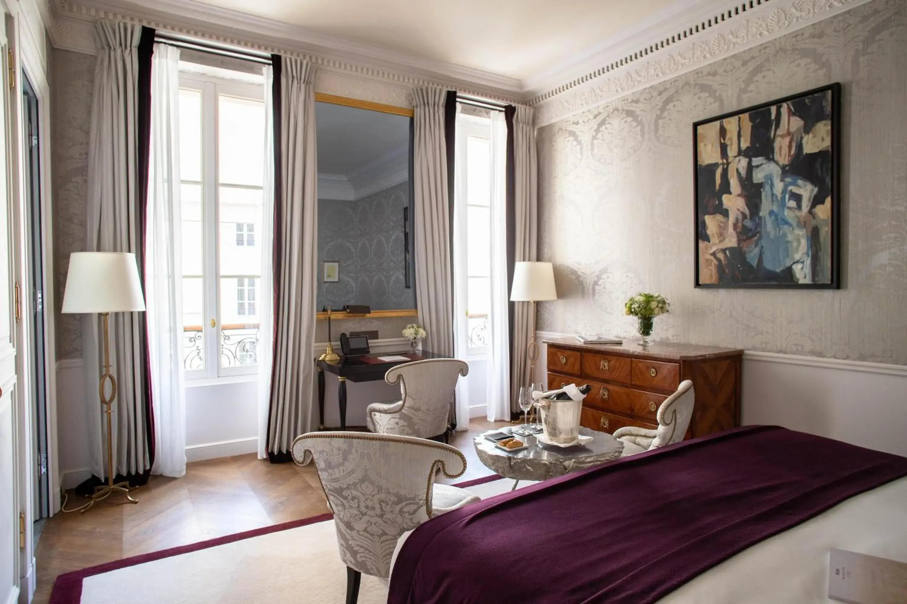 Bed, Seating Area in La Réserve Paris Hotel & Spa