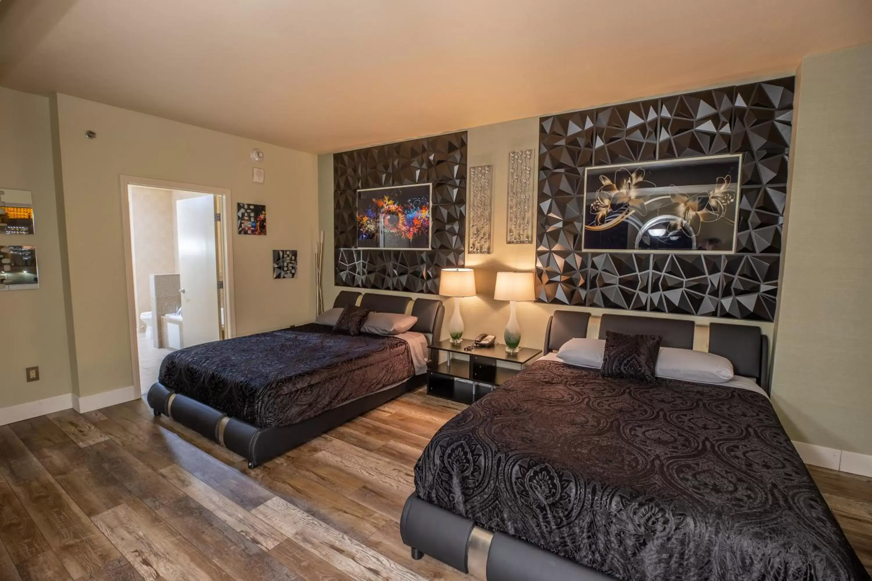 Bed in 2100 SqFt Penthouse Suite W/ Strip Views! POOL GYM