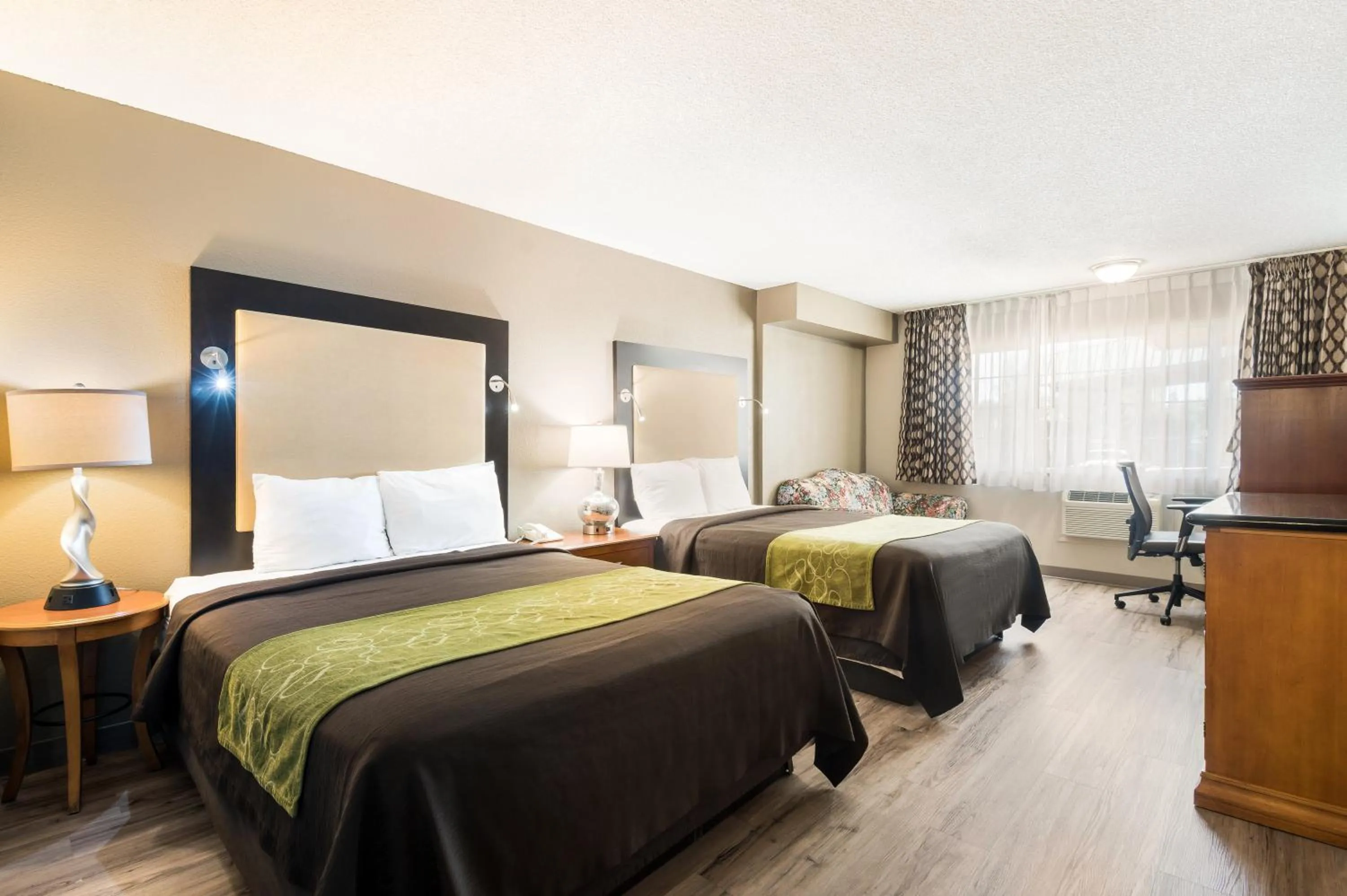 Bed in Rodeway Inn & Suites Portland West - Beaverton