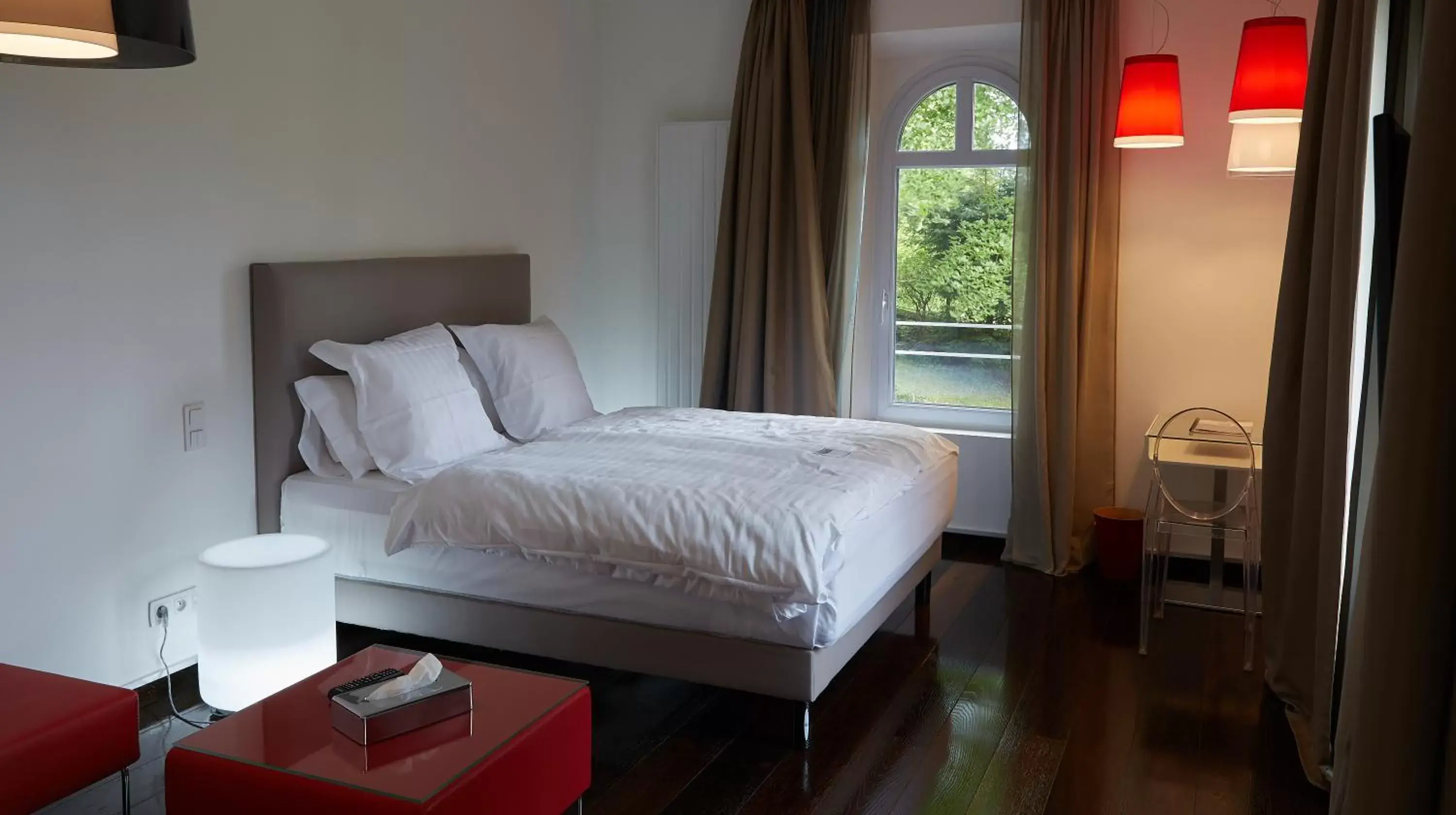 Bed in The Originals Hôtel Le Cise Restaurant Chambres et Suites Bed in The Originals Hôtel Le Cise Restaurant Chambres et Suites