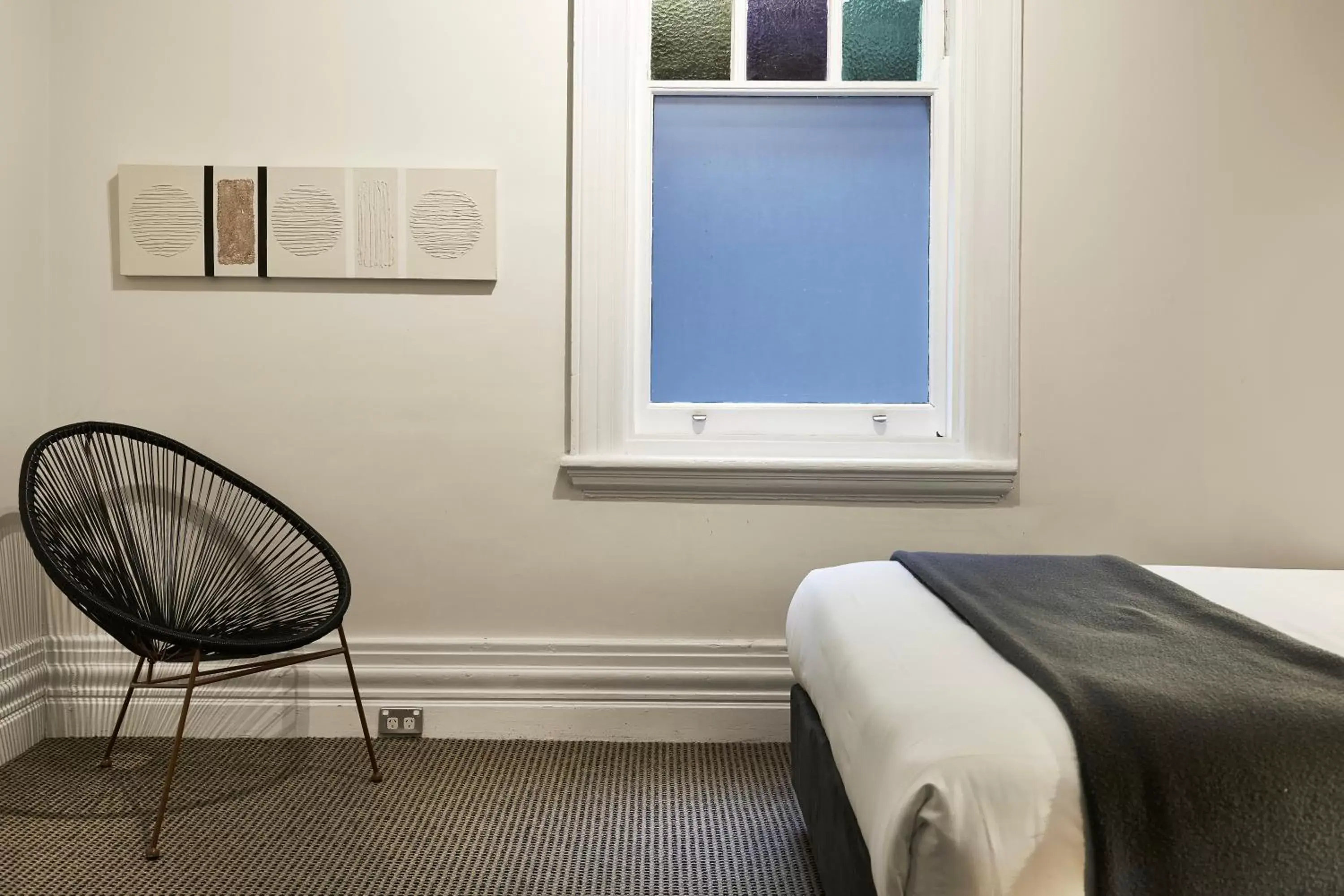 Seating area, Bed in Vulcan Hotel Sydney