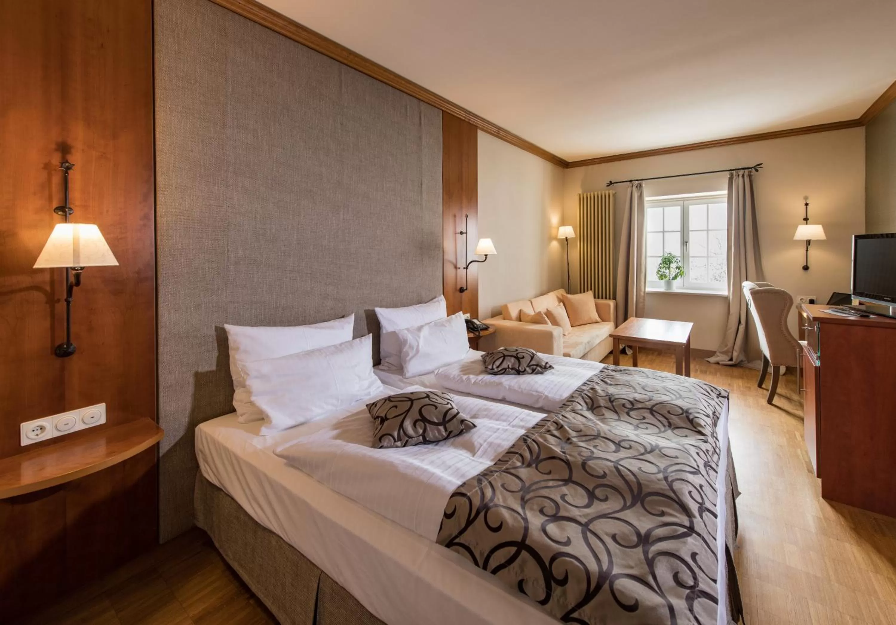 Photo of the whole room, Bed in Berghotel Eisenach