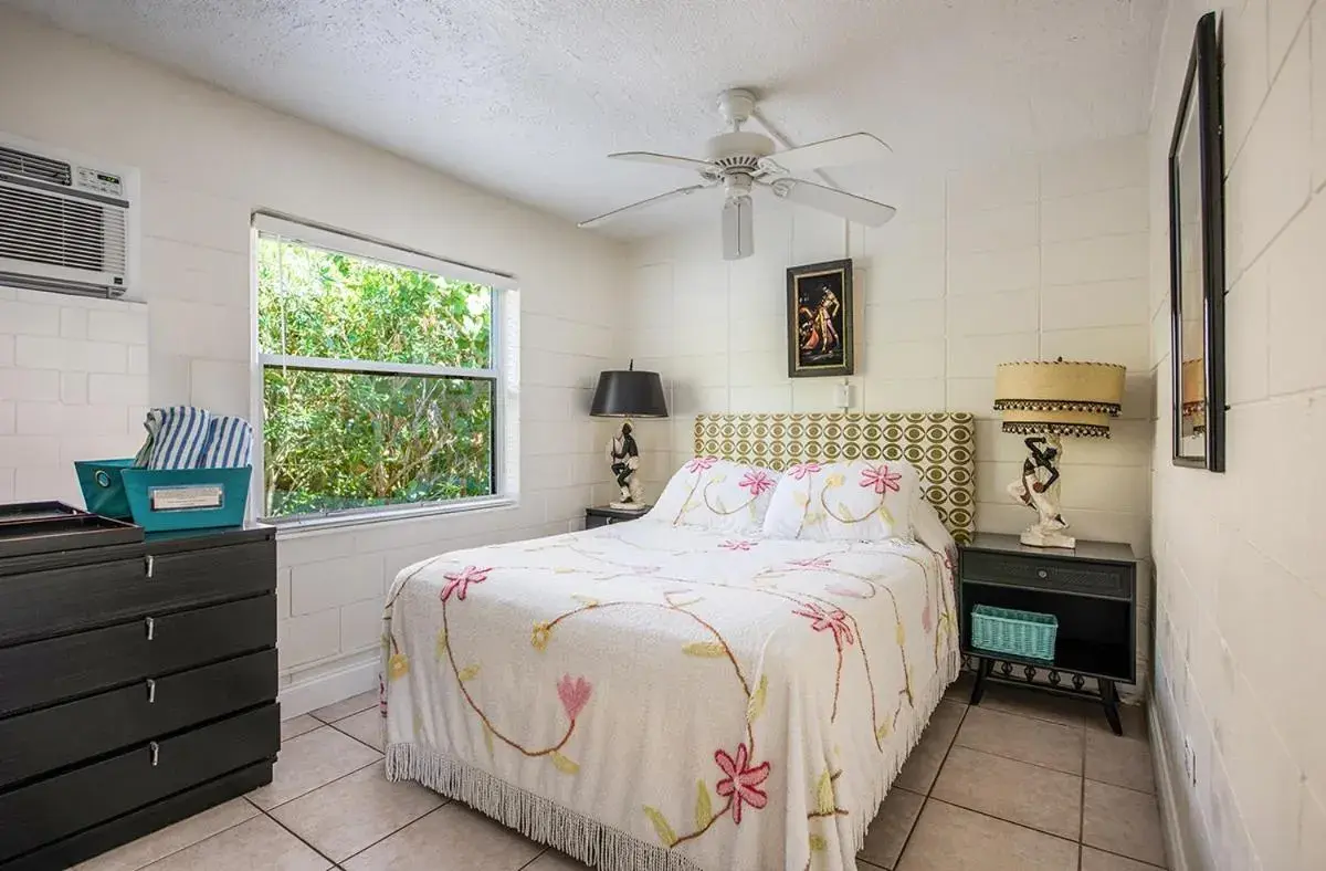 Bed in South Beach Place - Vero Beach