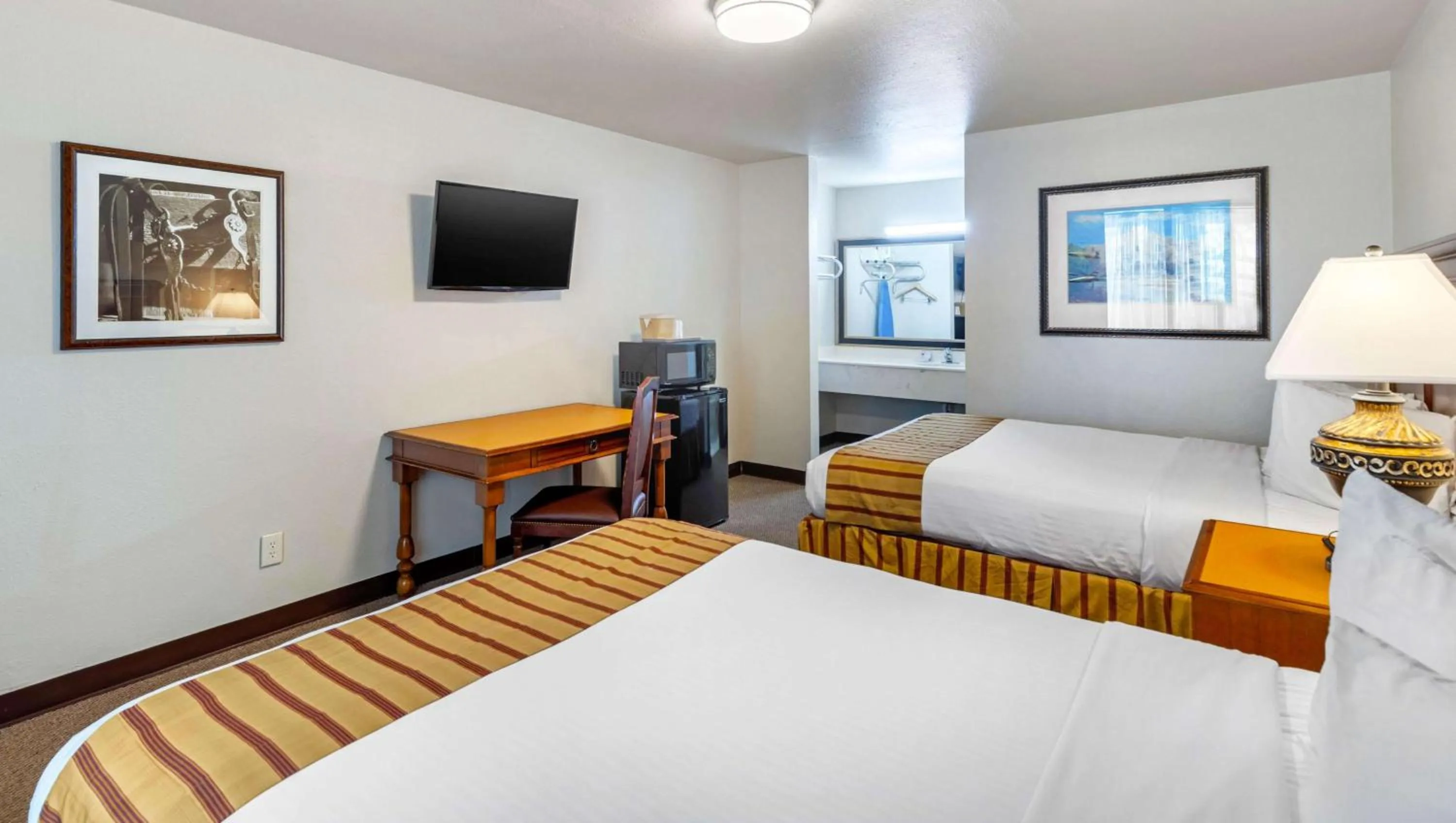 Photo of the whole room, Bed in Magnuson Grand Hotel and Conference Center Tyler