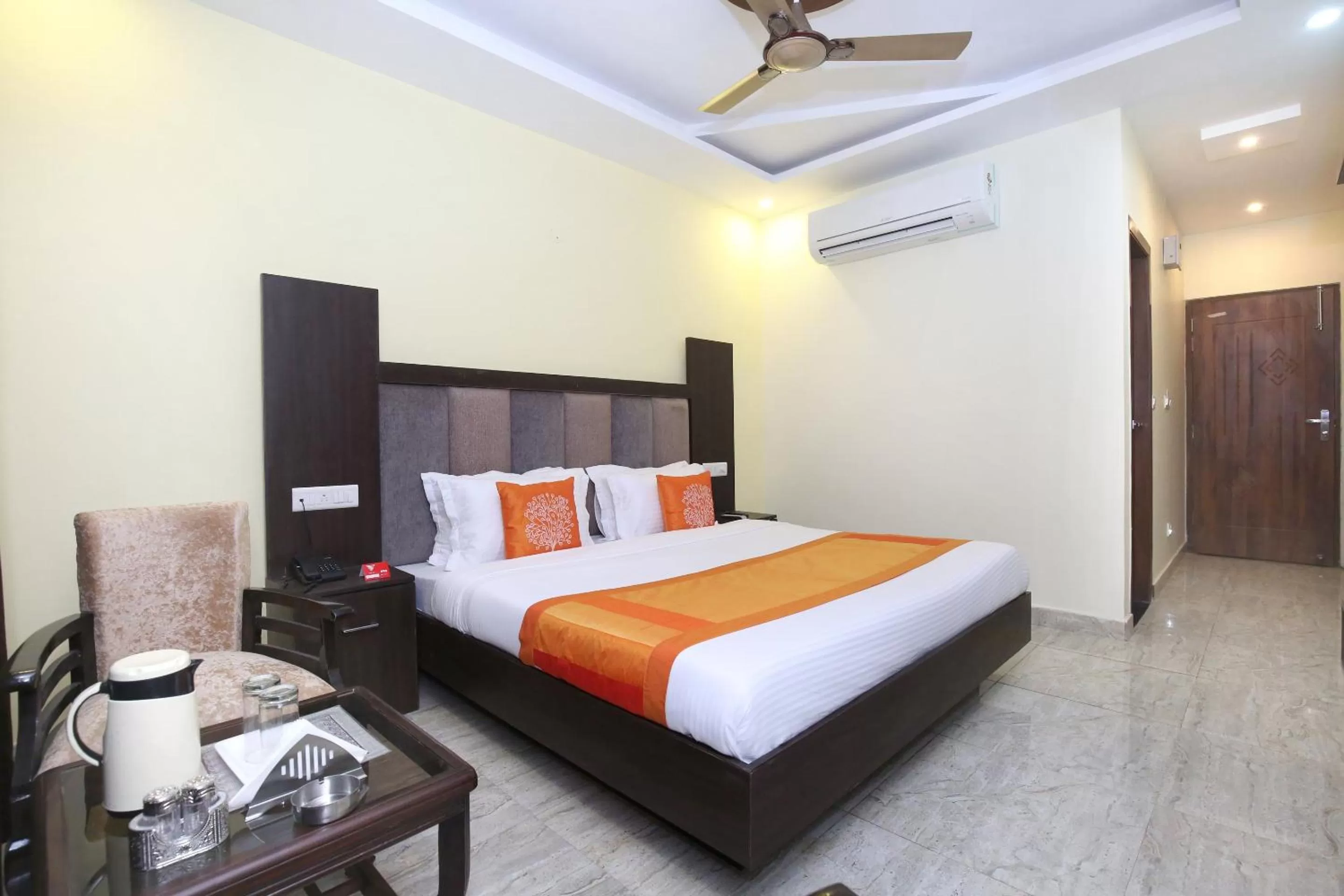 Bedroom, Bed in Capital O Hotel Royal