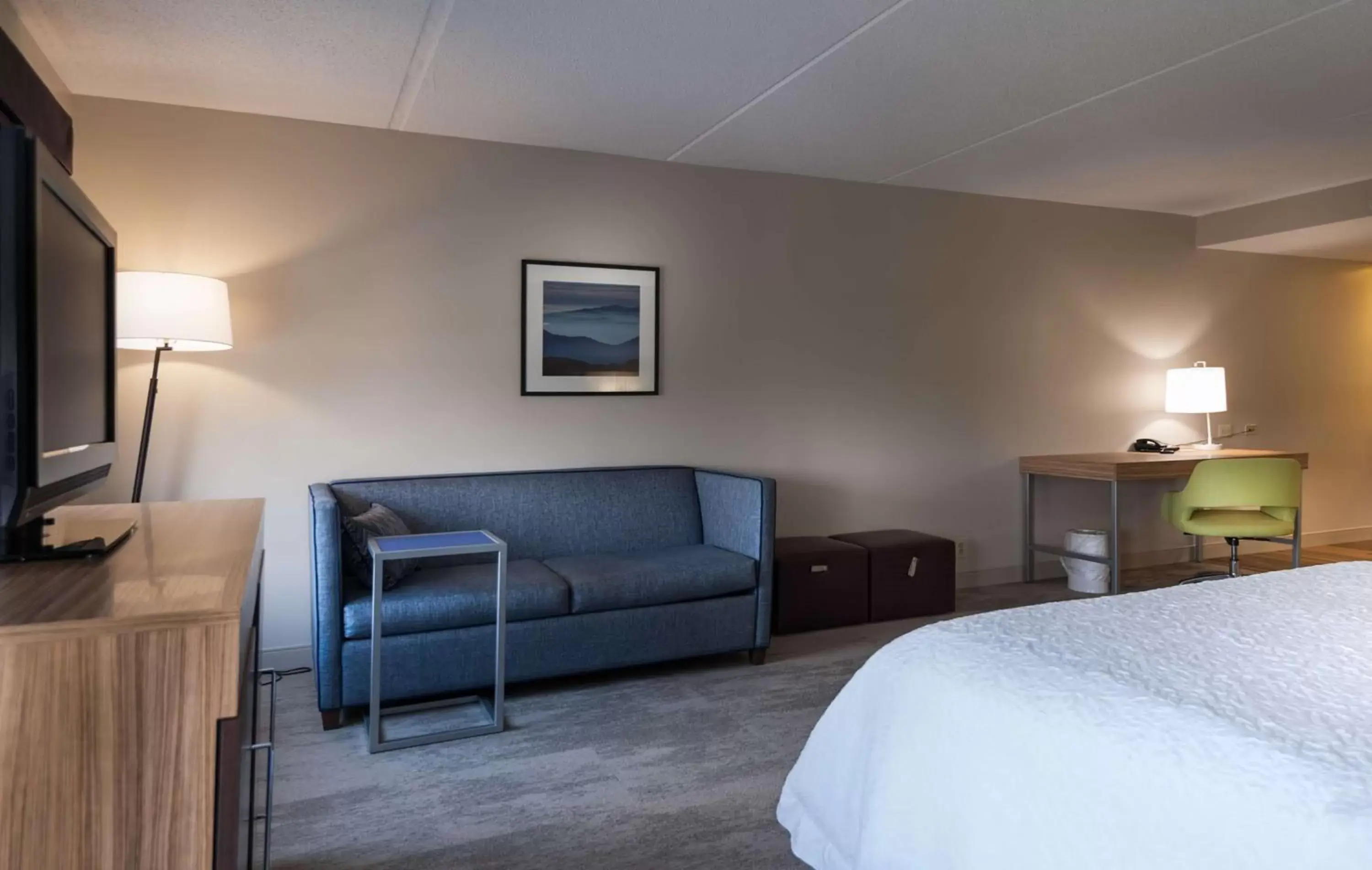 Bedroom, Seating Area in Hampton Inn Doylestown