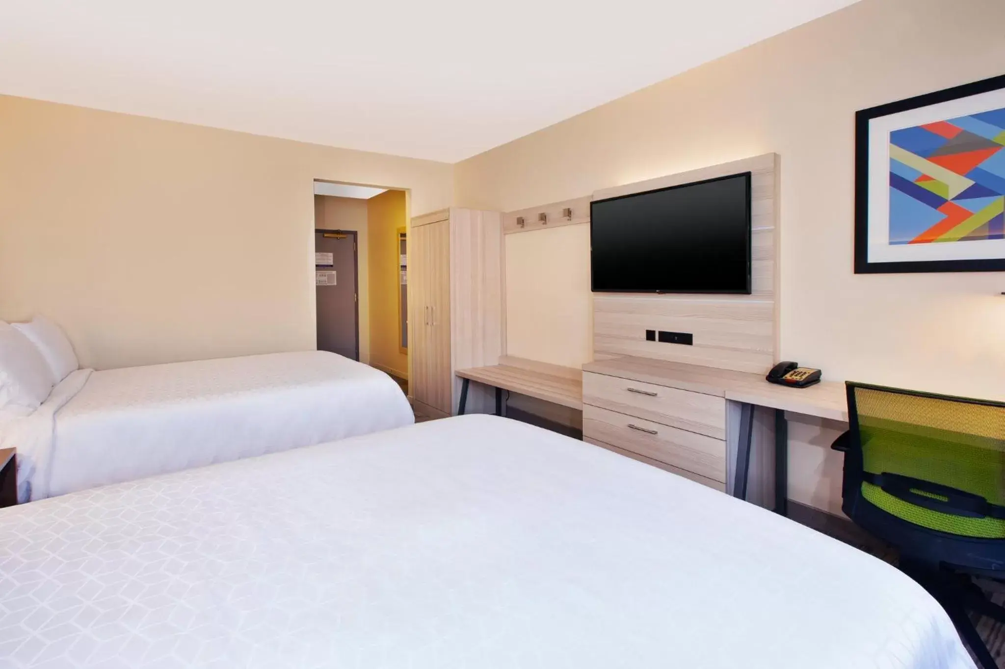 Photo of the whole room, Bed in Holiday Inn Express Absecon-Atlantic City Area, an IHG Hotel