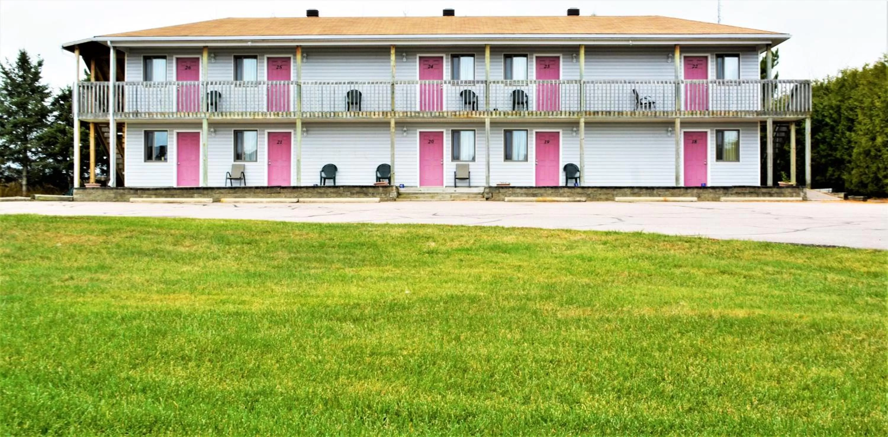 Balcony/Terrace in Knights Inn Colonial Fireside Inn