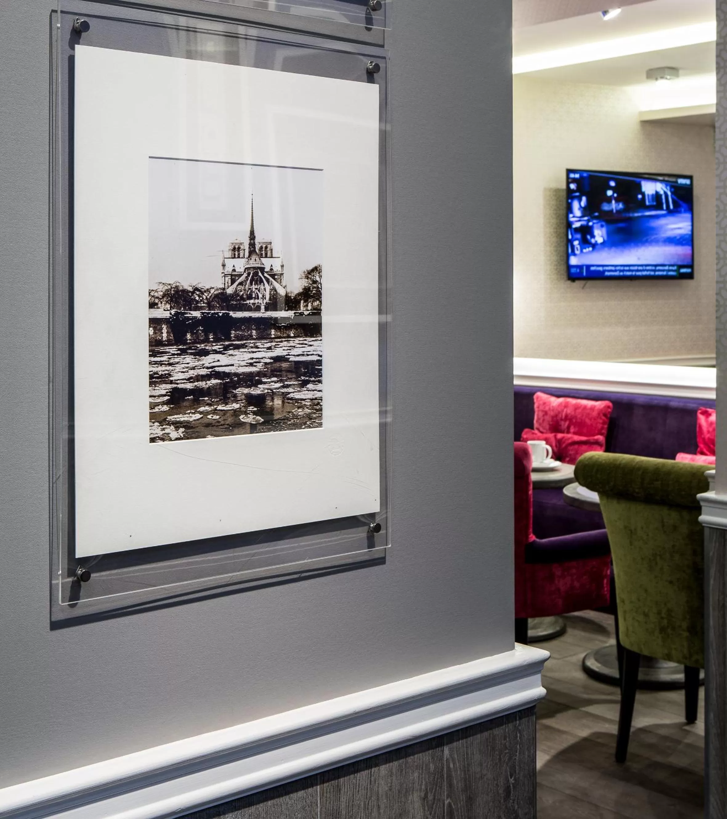 Communal lounge/ TV room in Hotel Antin Trinité