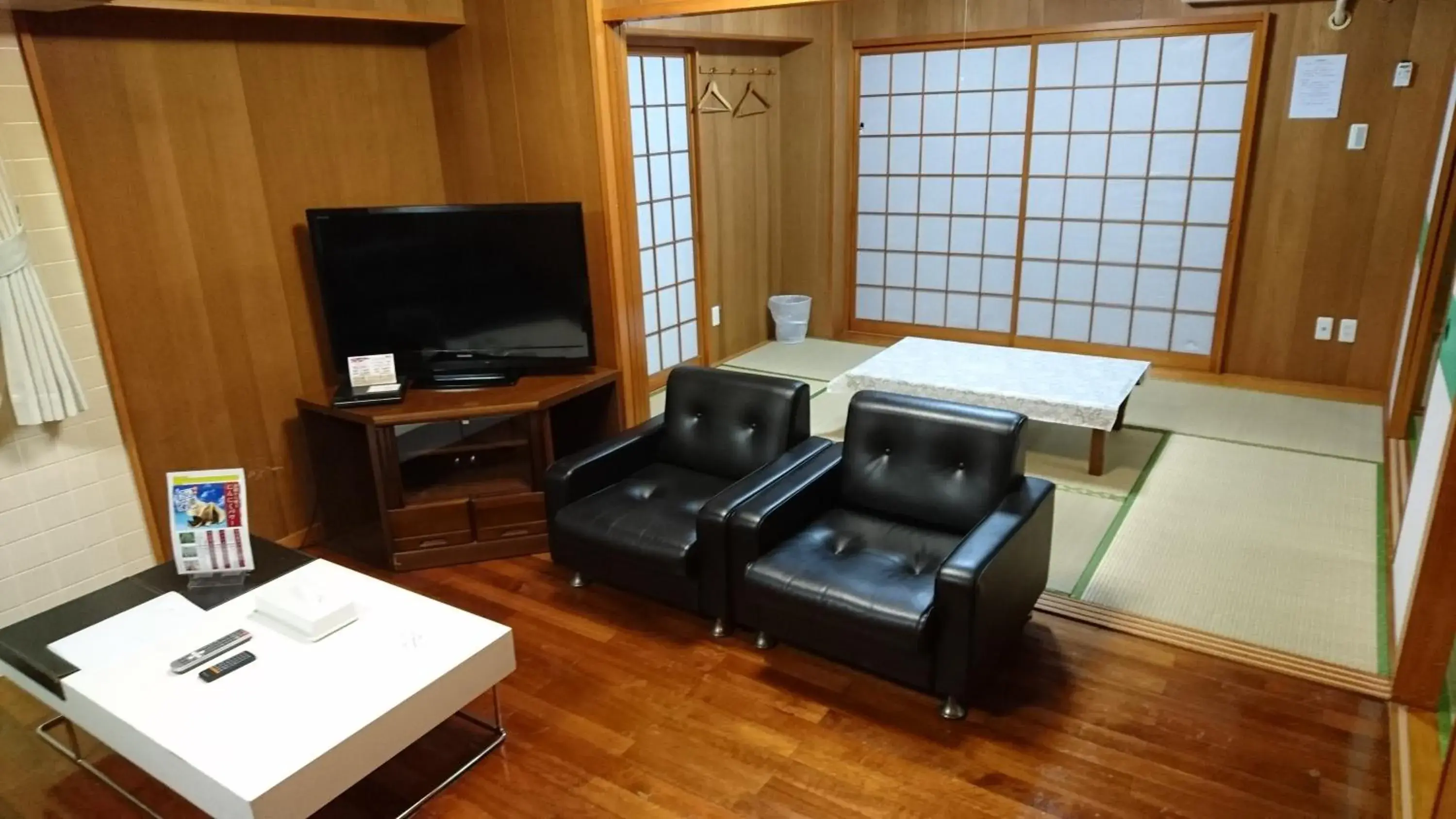 Living room, TV/Entertainment Center in Kokusai Towns Inn