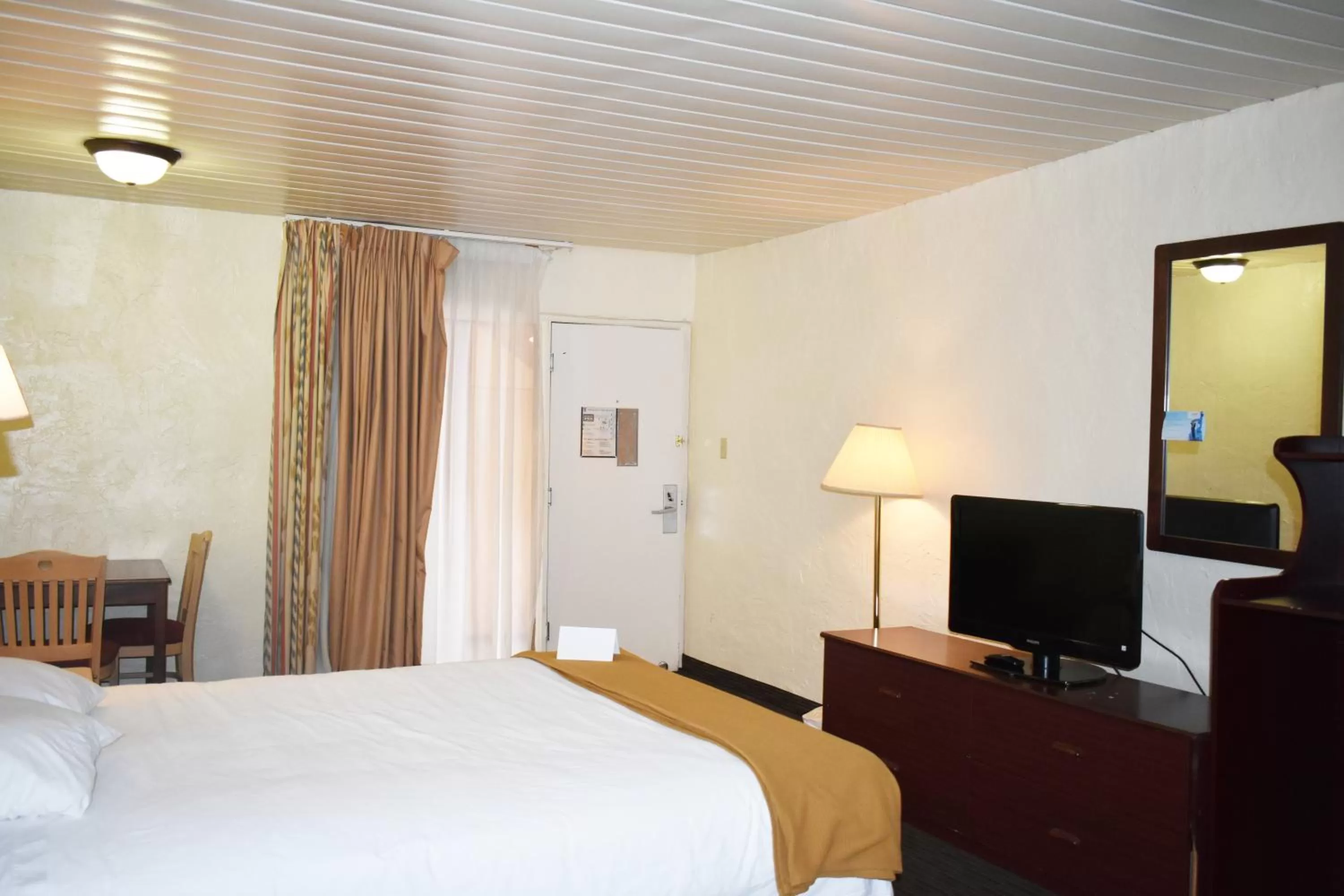 Bedroom, Bed in Knights Inn Page