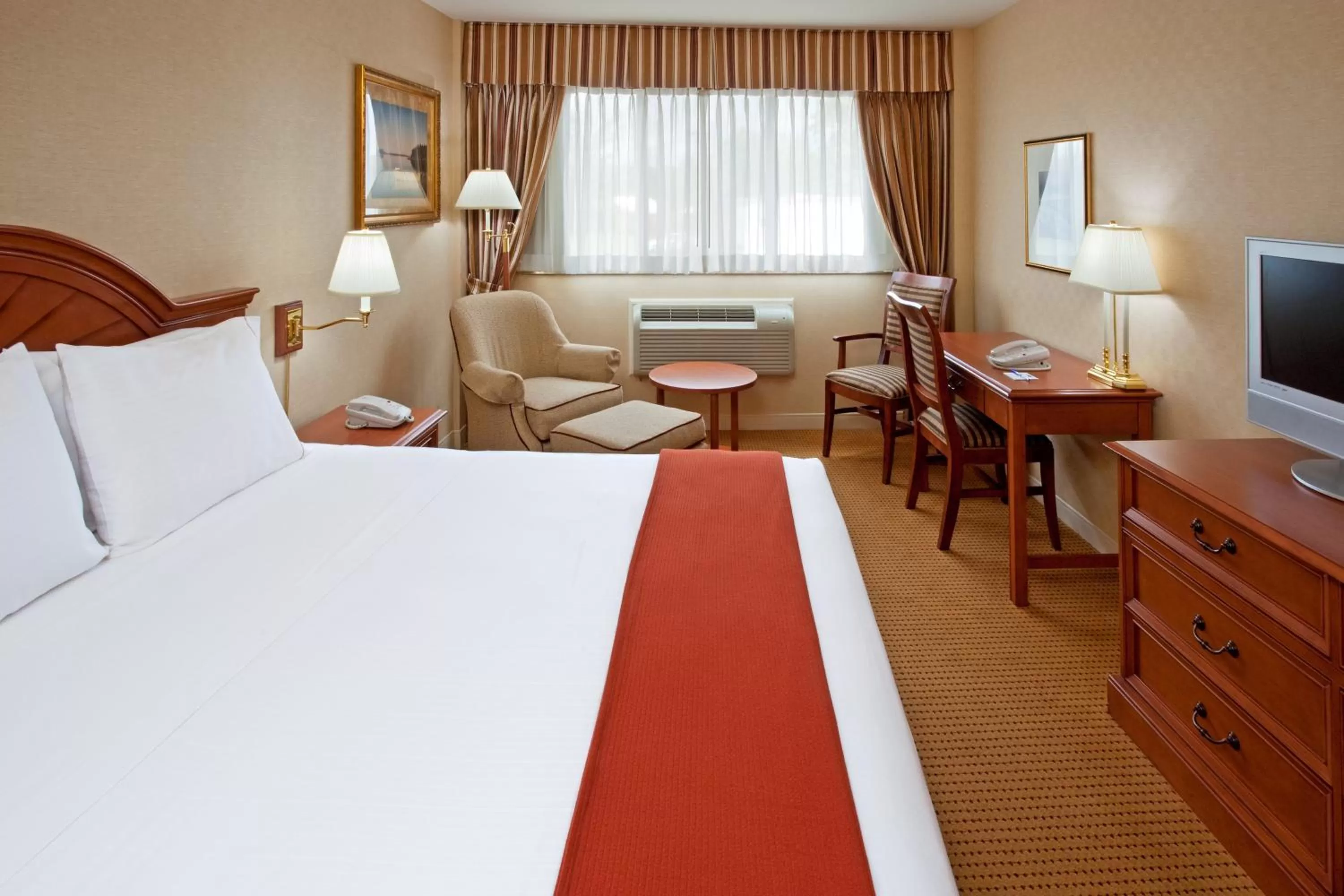 Photo of the whole room, Bed in Rockville Centre Hotel - JFK Airport