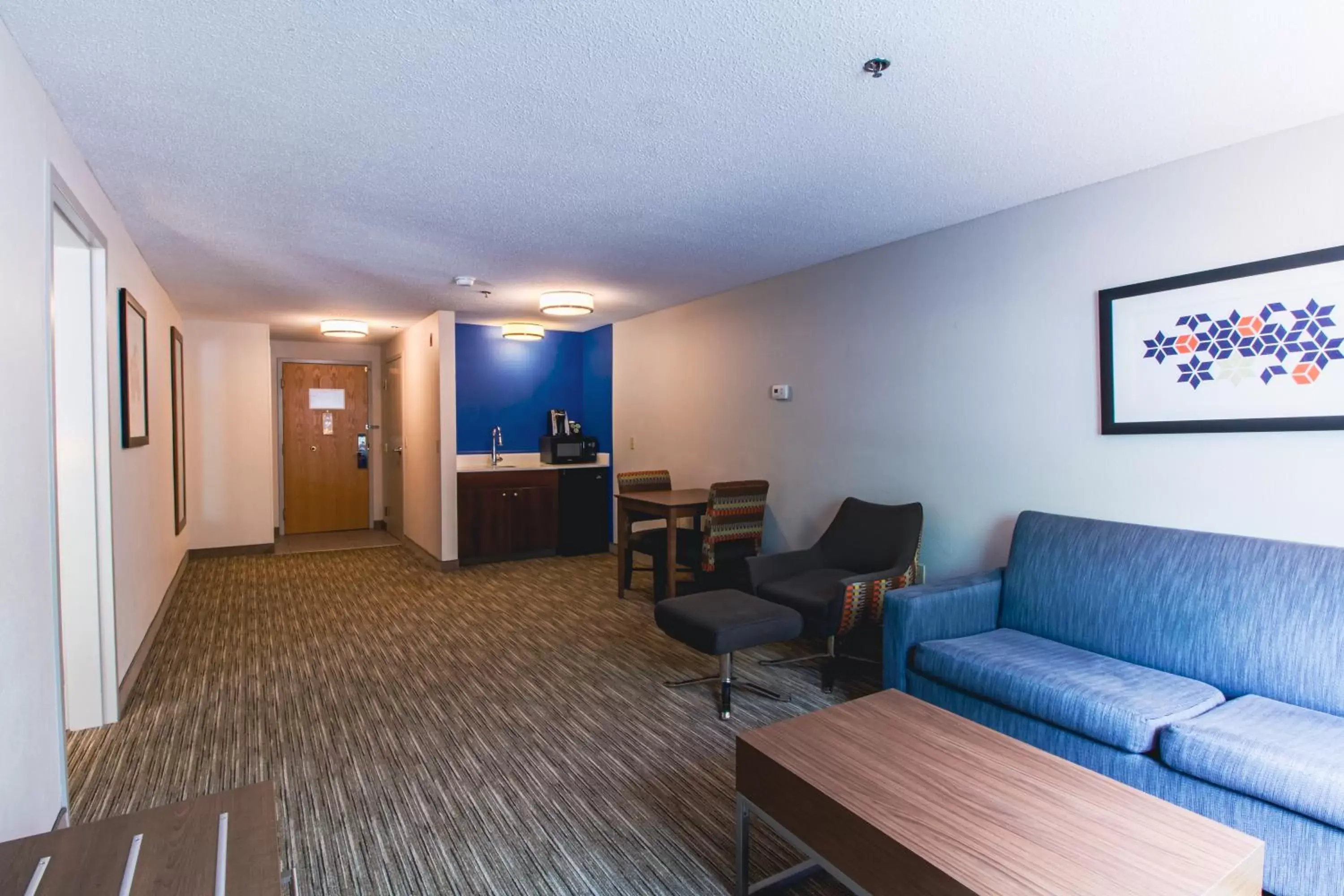 Living room, Seating Area in Holiday Inn Express & Suites - Lincoln East - White Mountains, an IHG Hotel