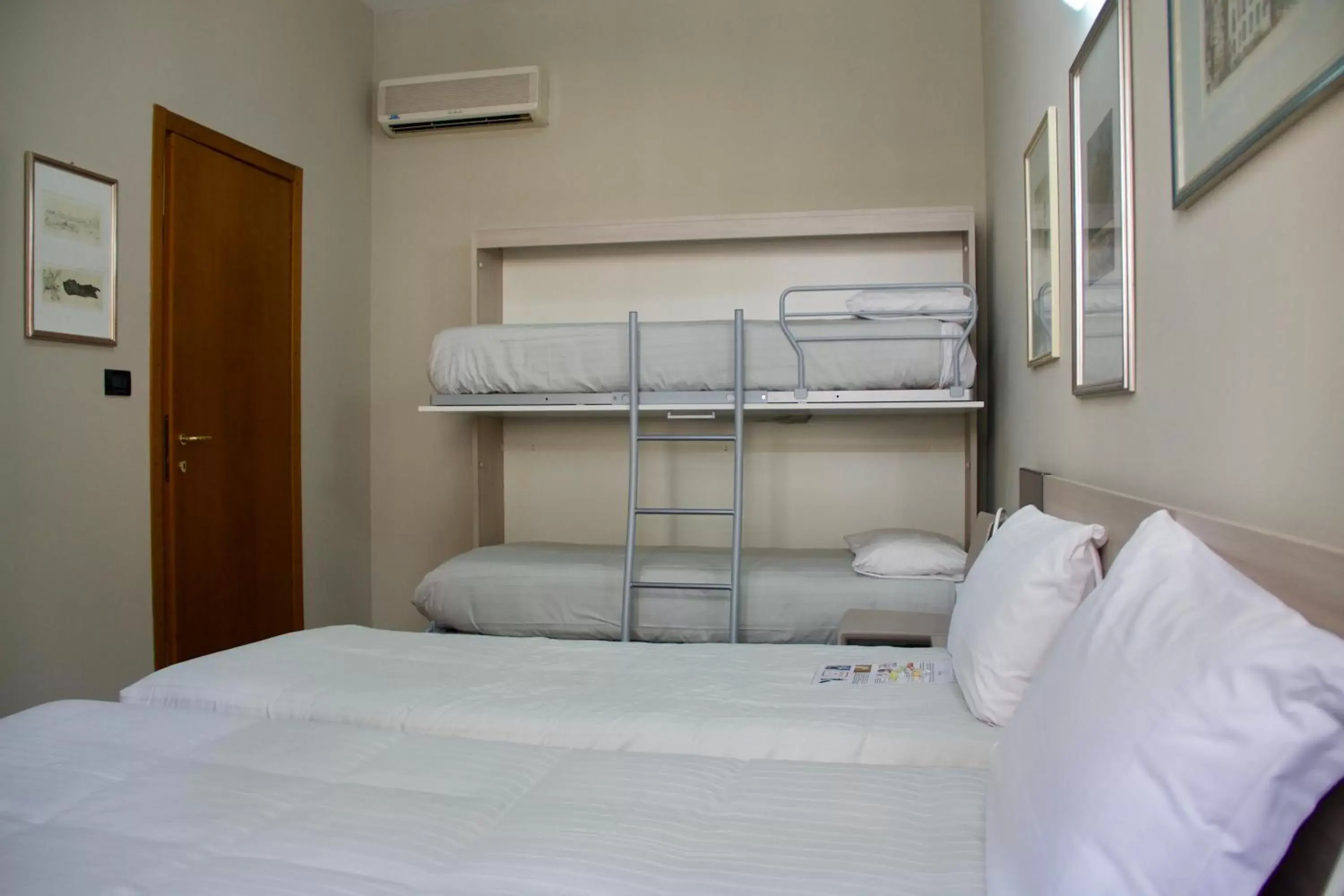 Bunk Bed in Green Class Hotel Gran Torino