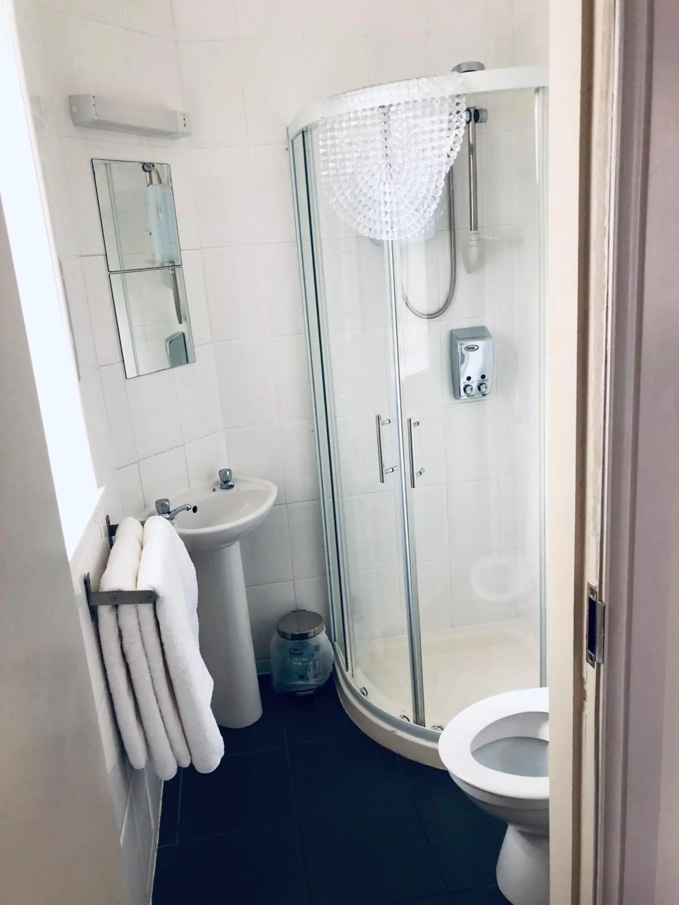 Shower, Bathroom in The Drymen Inn