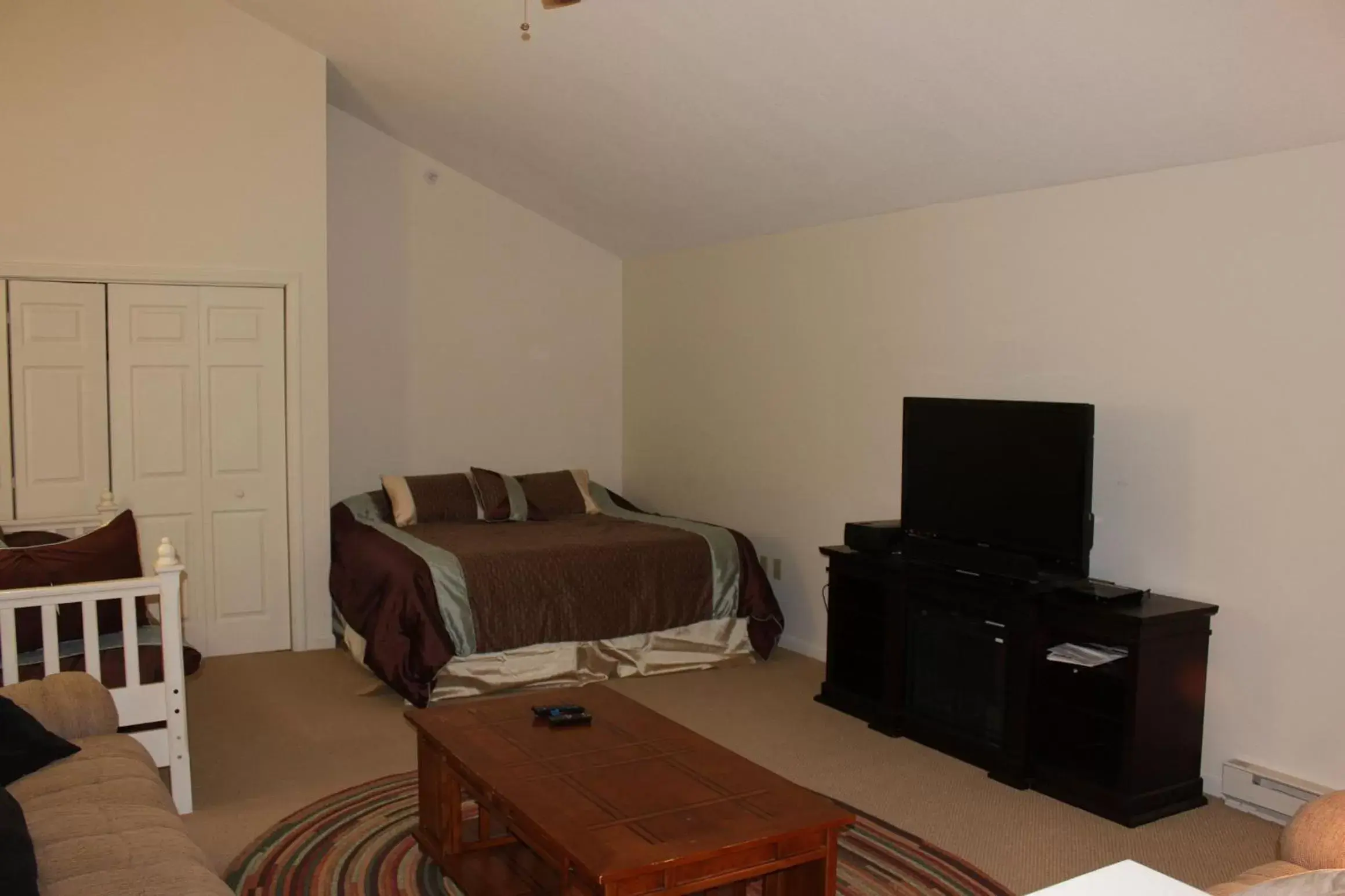 Area and facilities, TV/Entertainment Center in Nordic Inn Condominium Resort