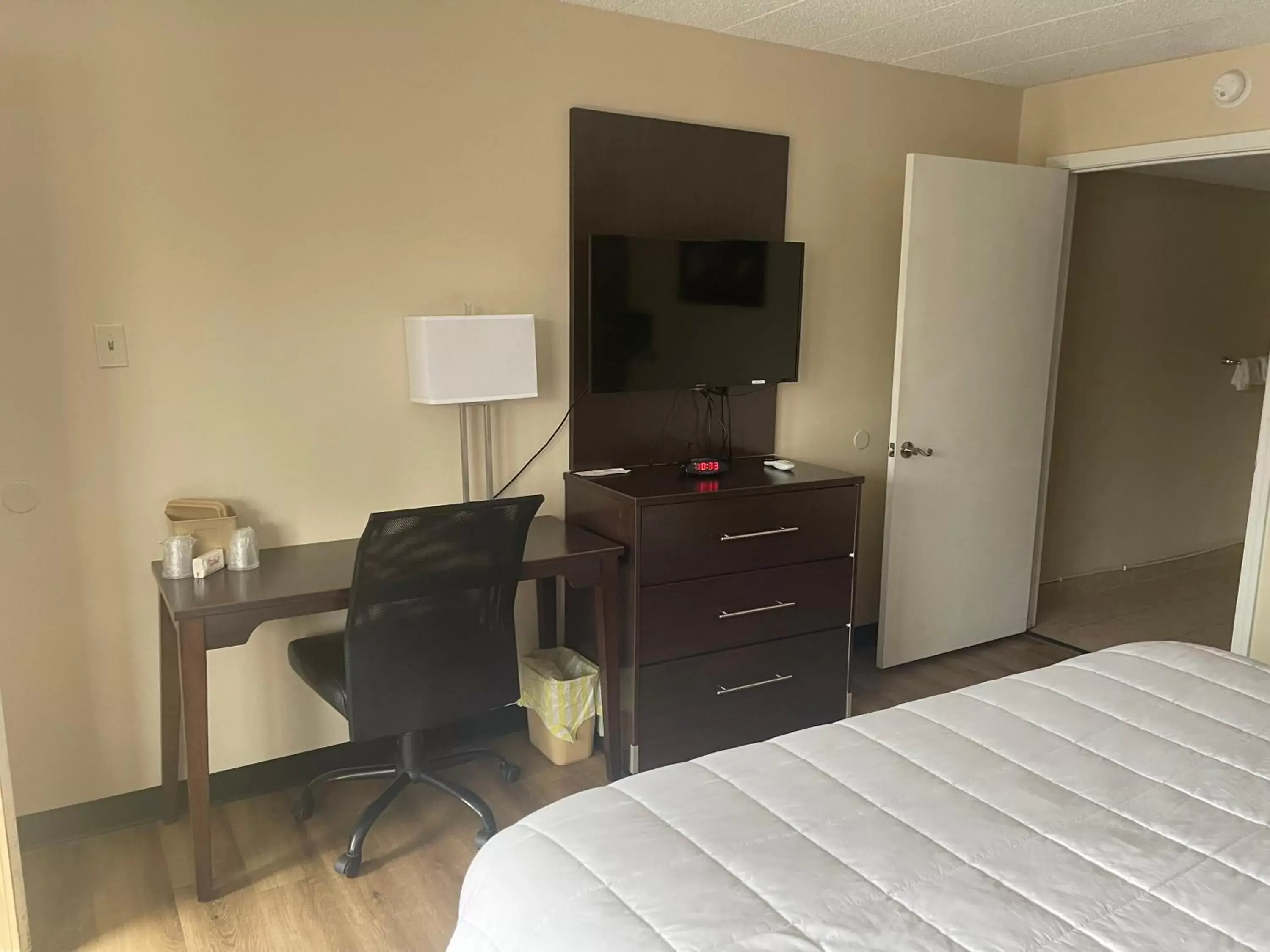 Bed, TV/Entertainment Center in Red Roof Inn Clearfield