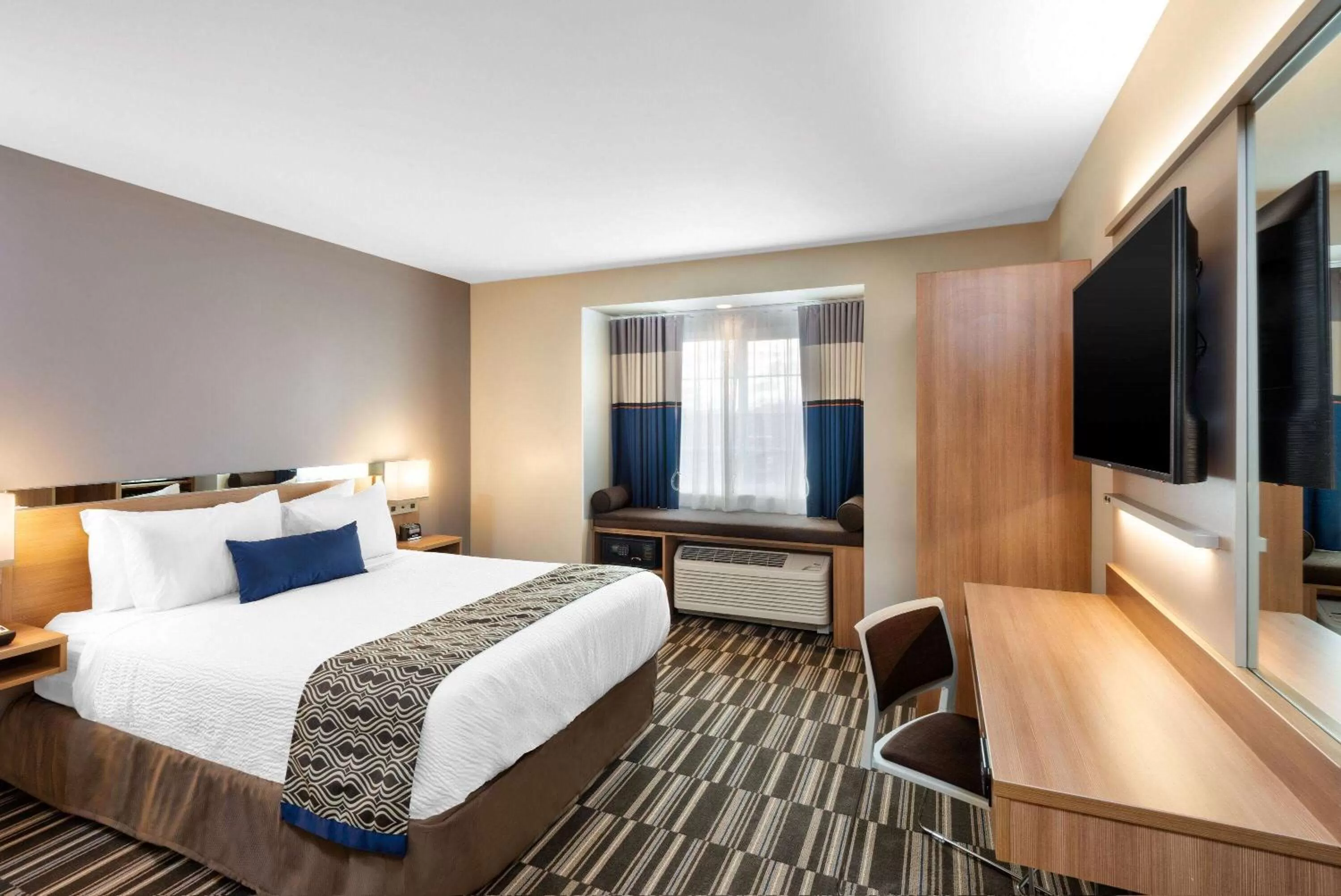 Photo of the whole room, Bed in Microtel Inn & Suites by Wyndham Farmington