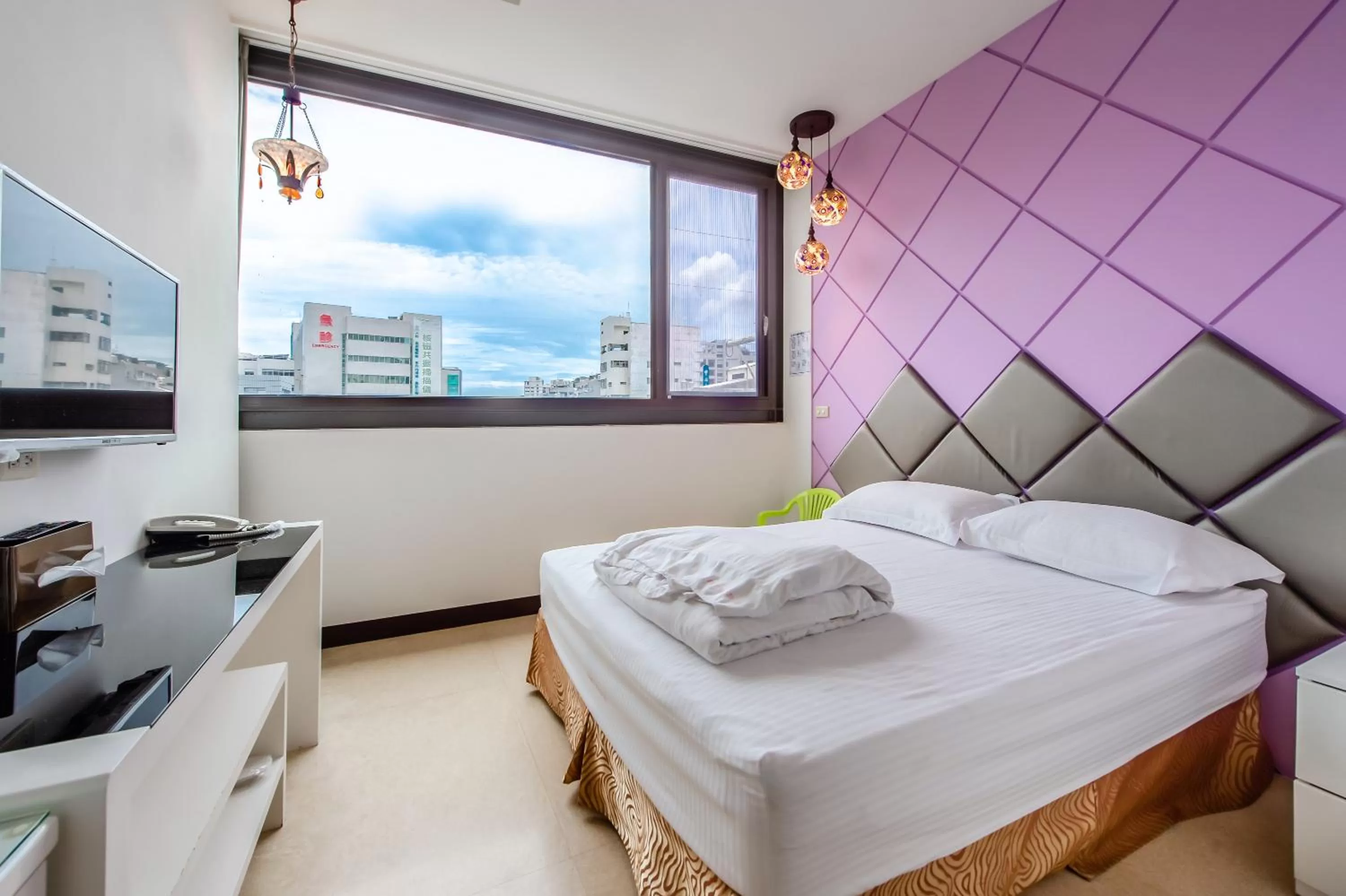 Photo of the whole room, Bed in lightness Station Inn