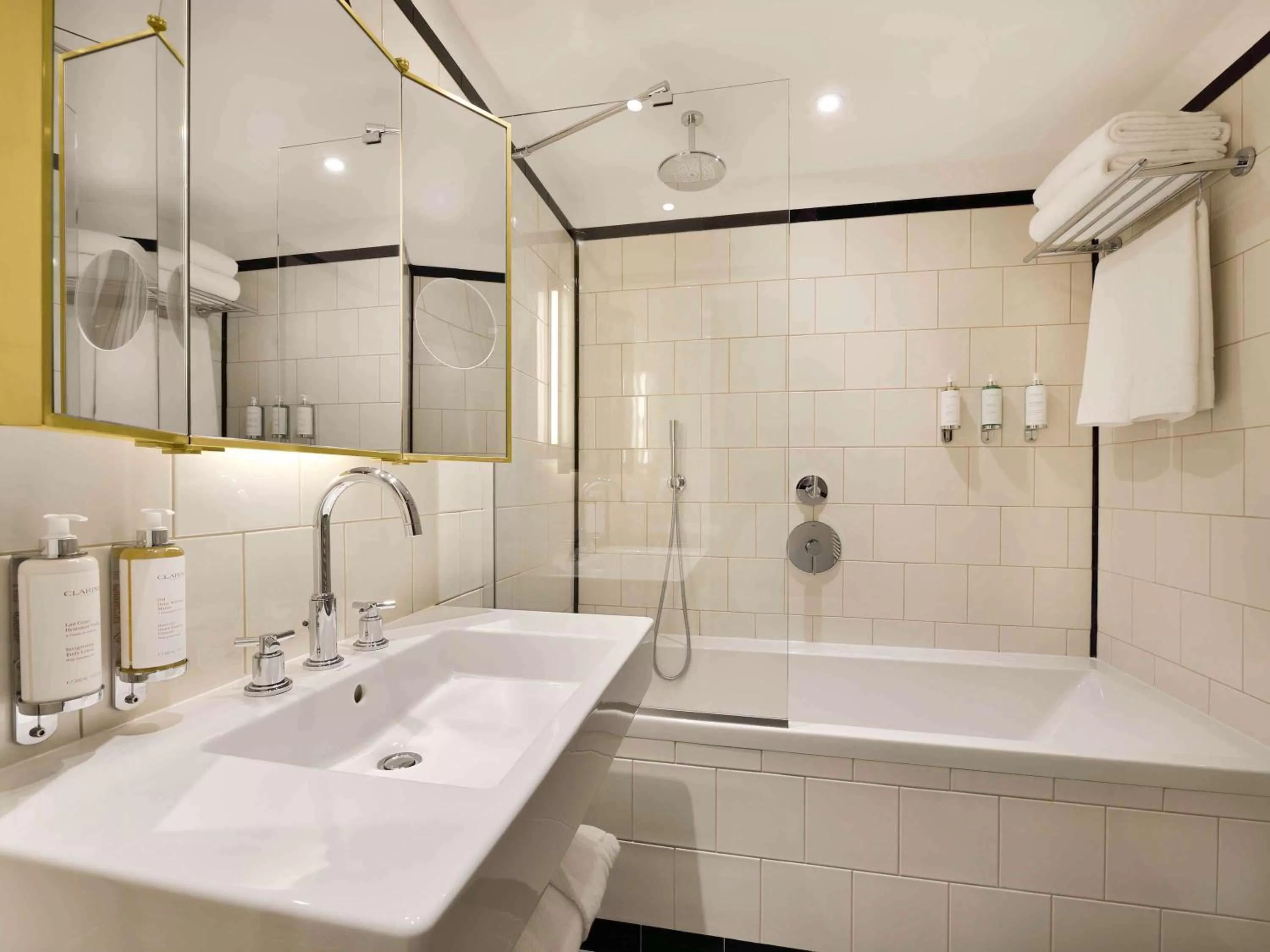 Shower in l'Echiquier Opéra Hotel Paris - MGallery Collection