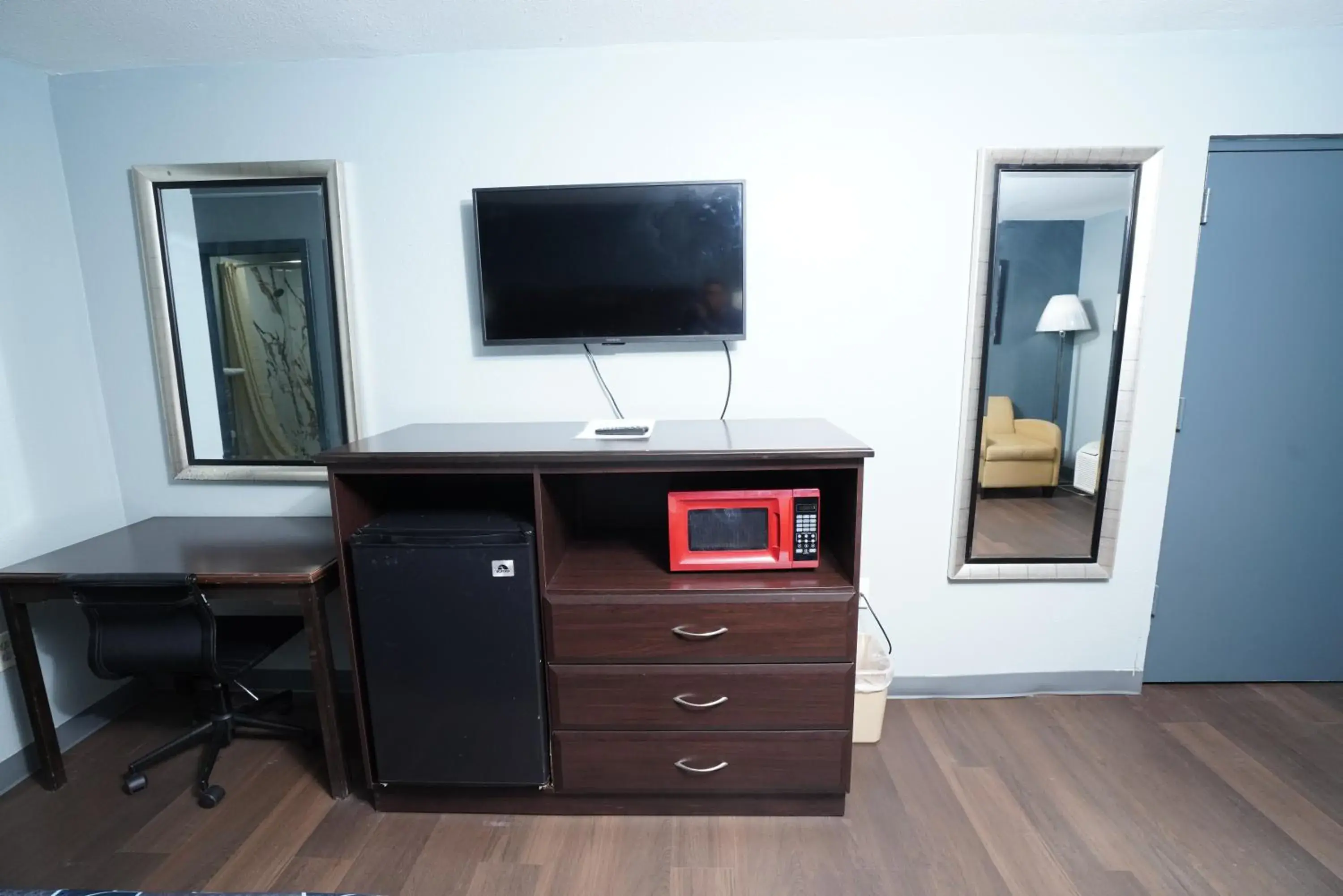 TV and multimedia, TV/Entertainment Center in Red Carpet Inn and Suites Newnan GA