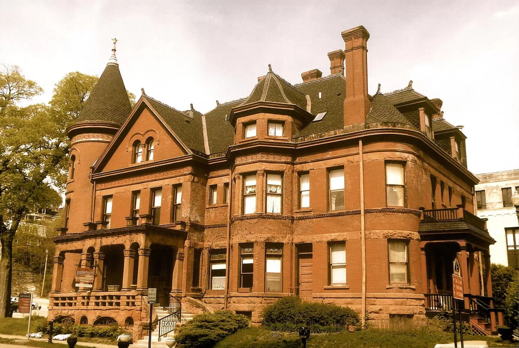 Property building in The Redstone Inn and Suites