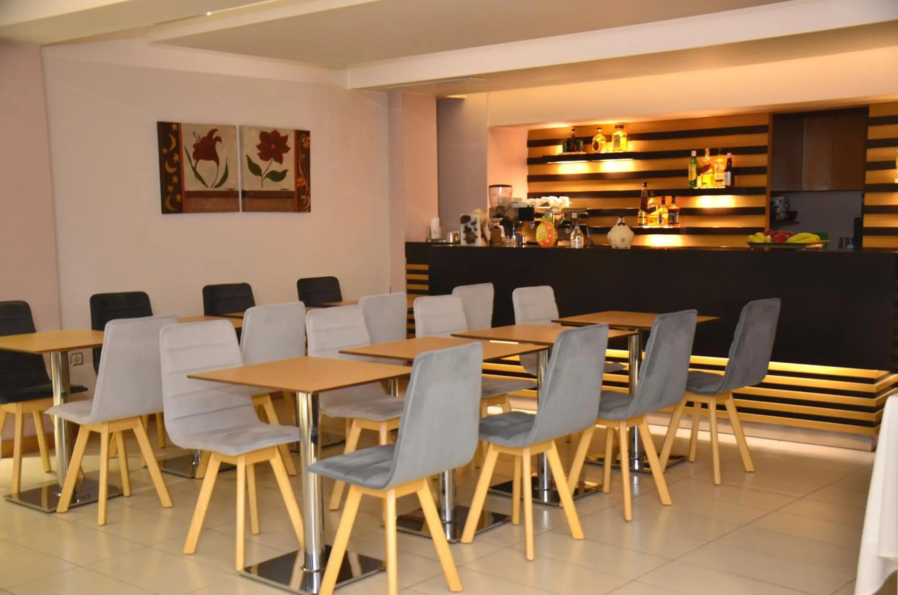 Lounge or bar, Restaurant/Places to Eat in Deves Hotel