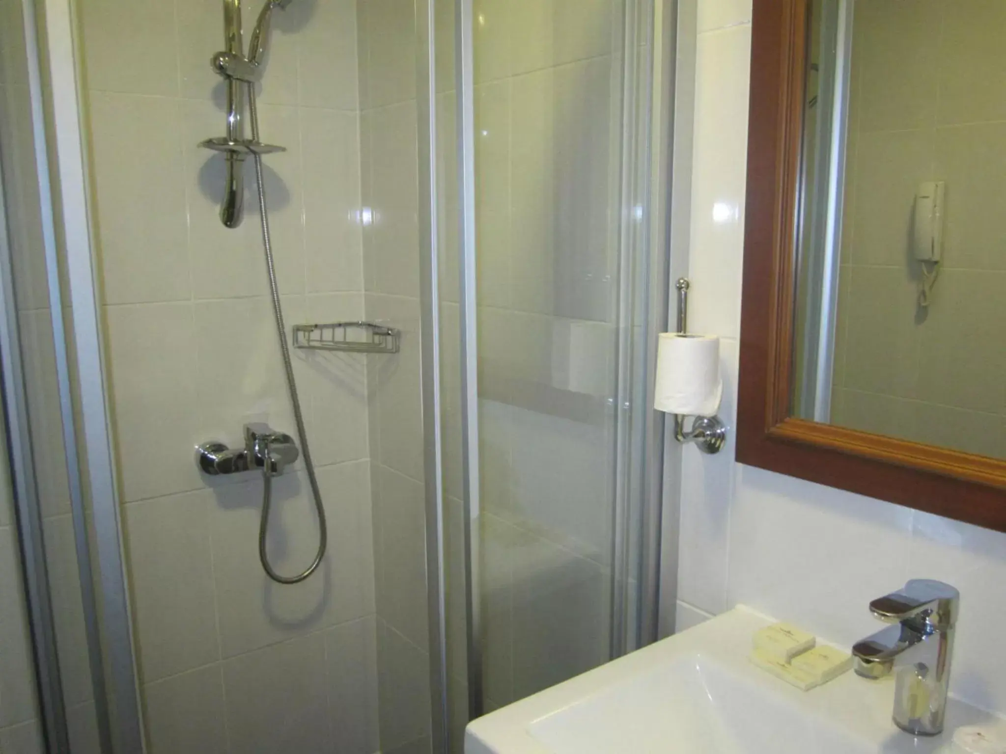 Bathroom in Hotel Perula