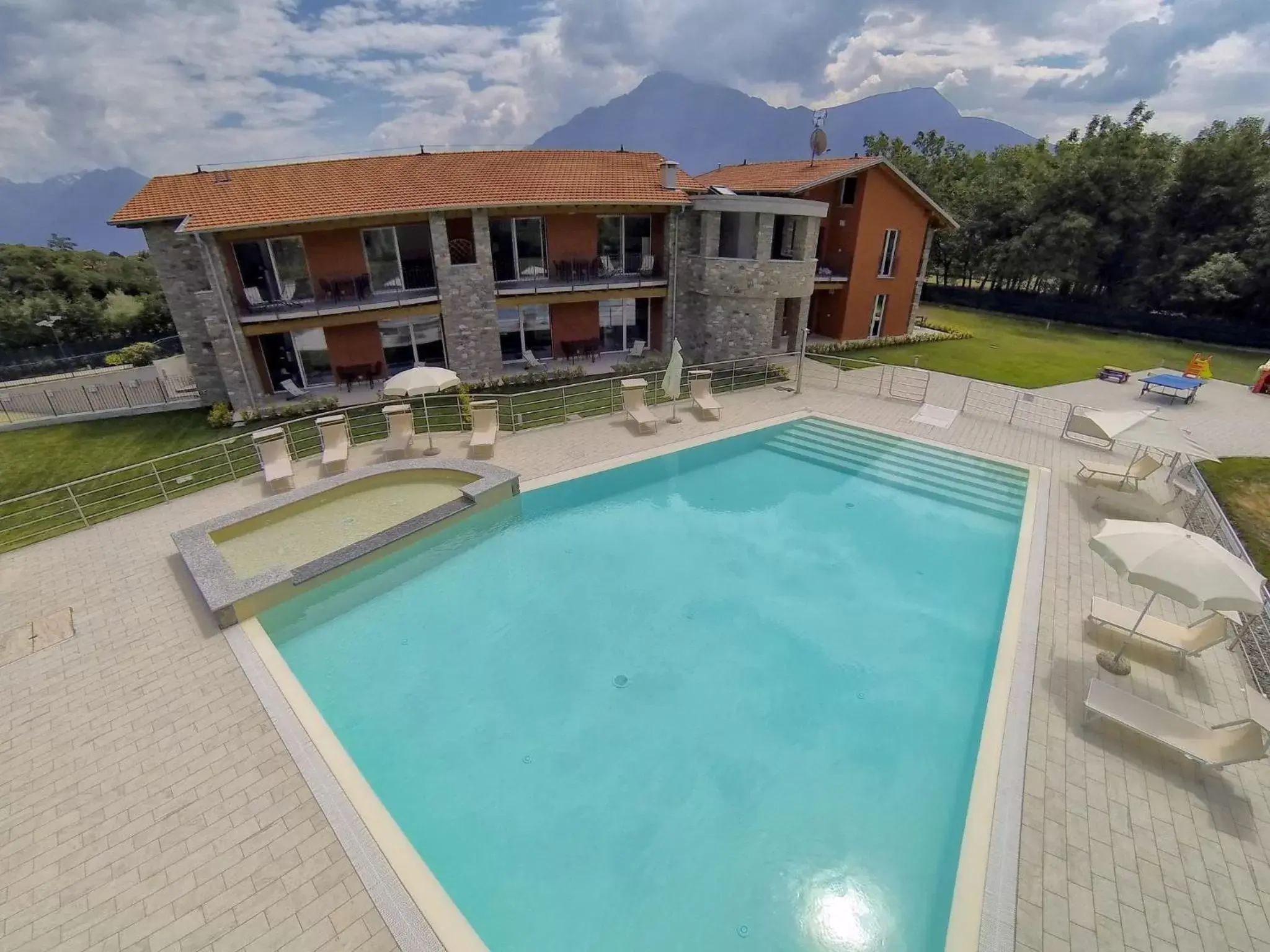 Property building, Swimming Pool in Residence Villa Paradiso