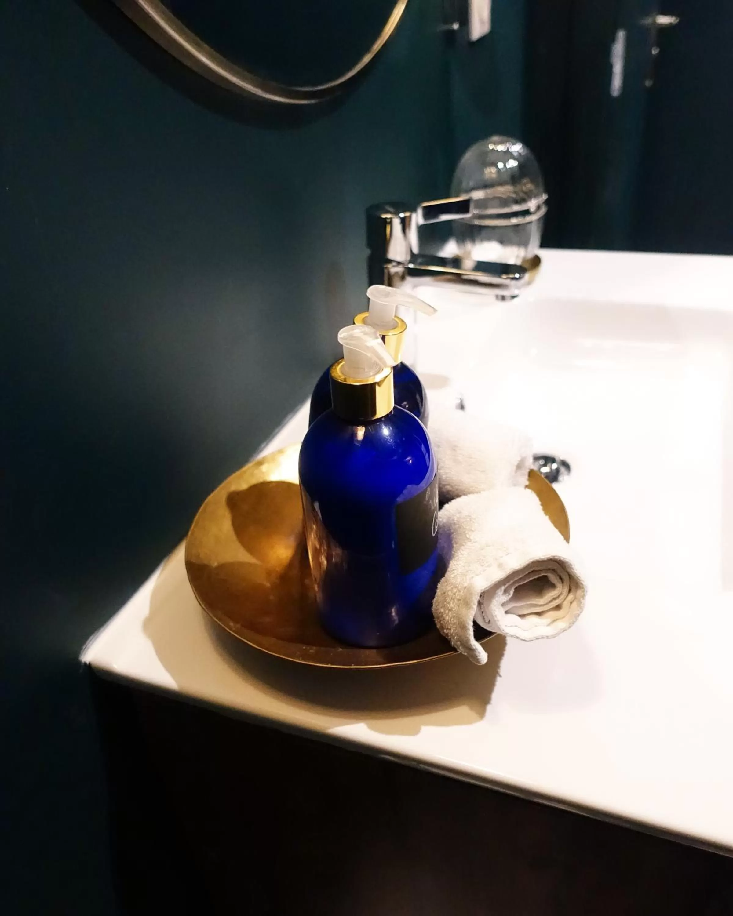 Bathroom in Domaine de Bellevue, The Originals Relais