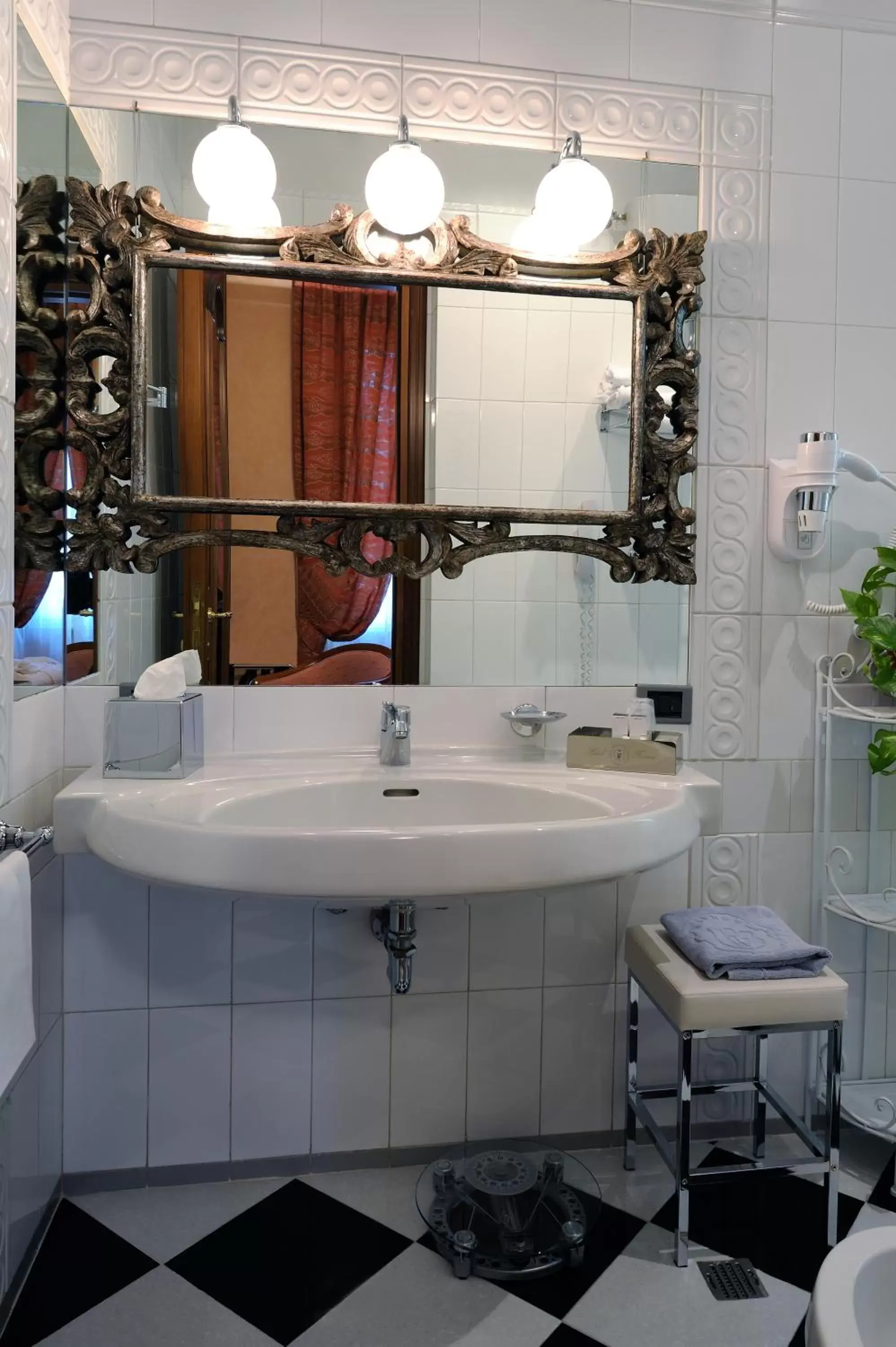 Bathroom in Hotel Farnese