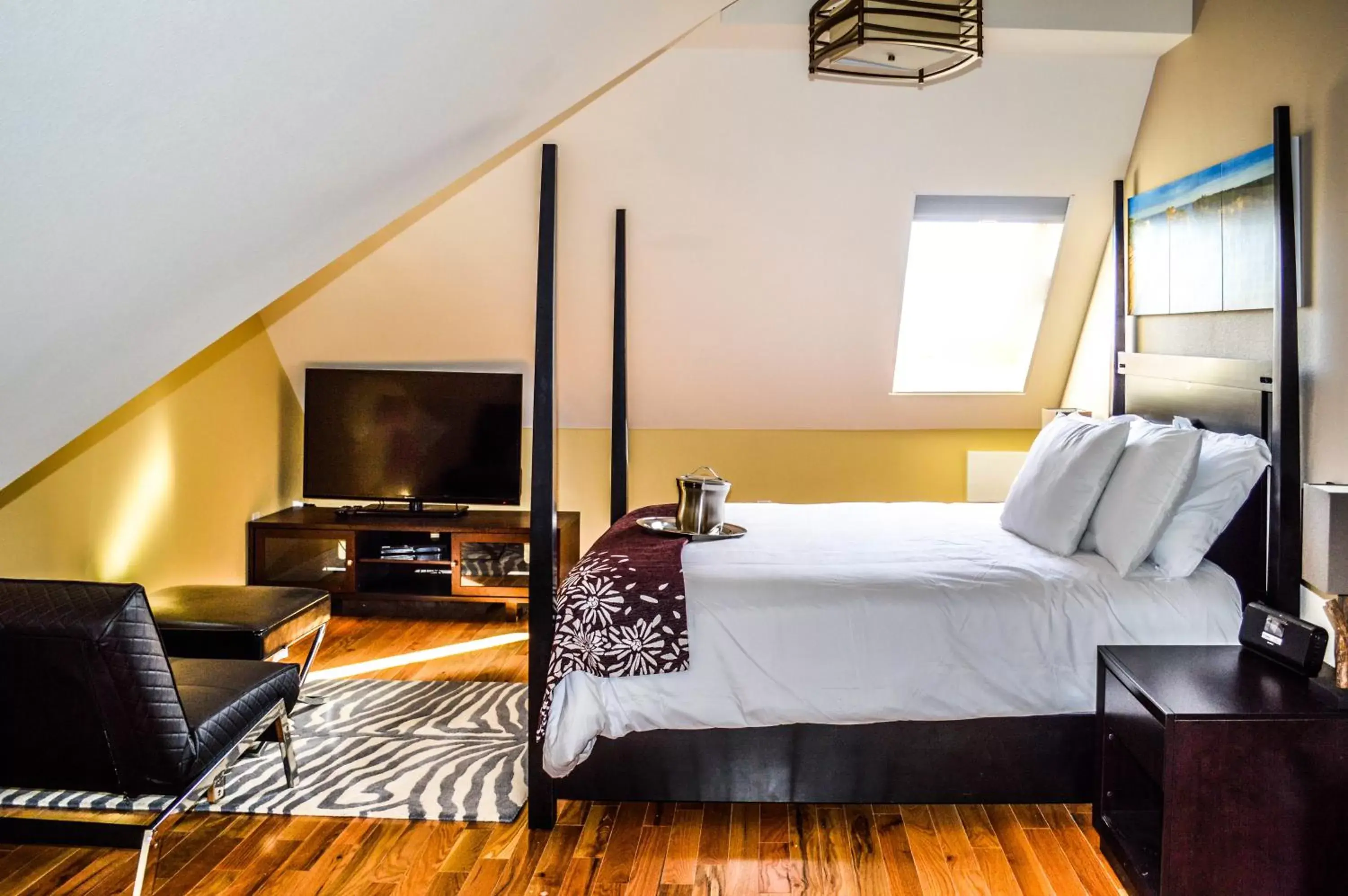 Bed in Rio Vista Inn & Suites Santa Cruz