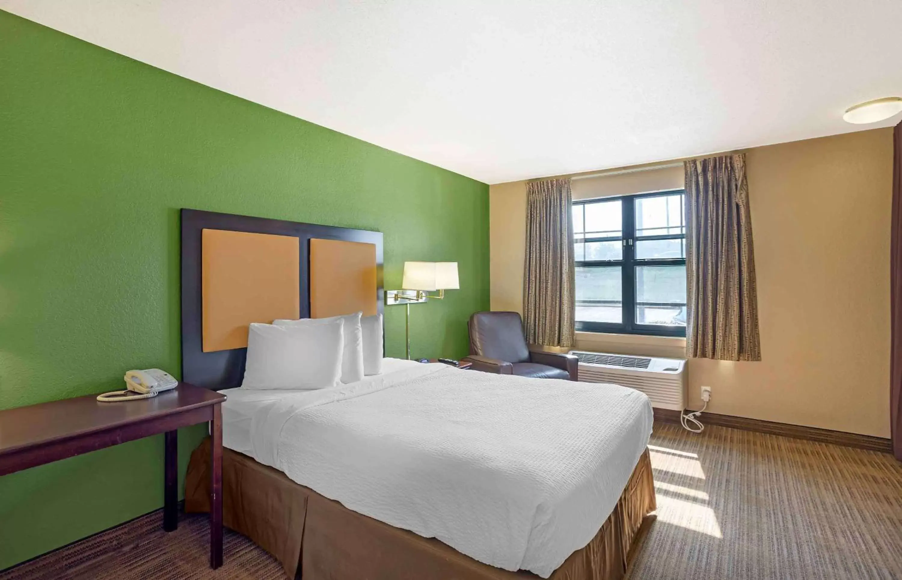 Bedroom, Bed in Extended Stay America Suites - Philadelphia - Exton