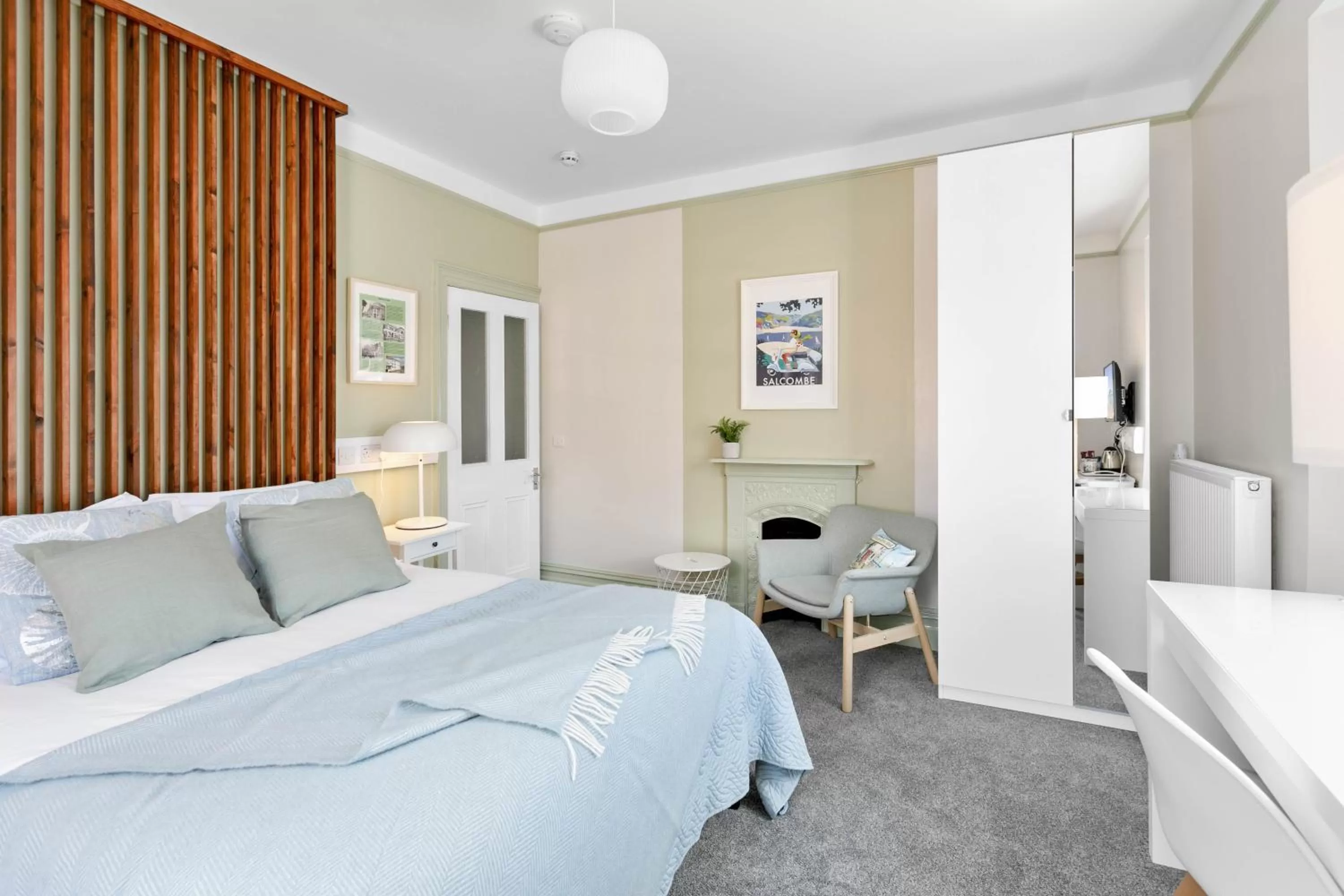 Bed in Park View R & R - Adult Only - Self-Catering - Free Parking - EV Point