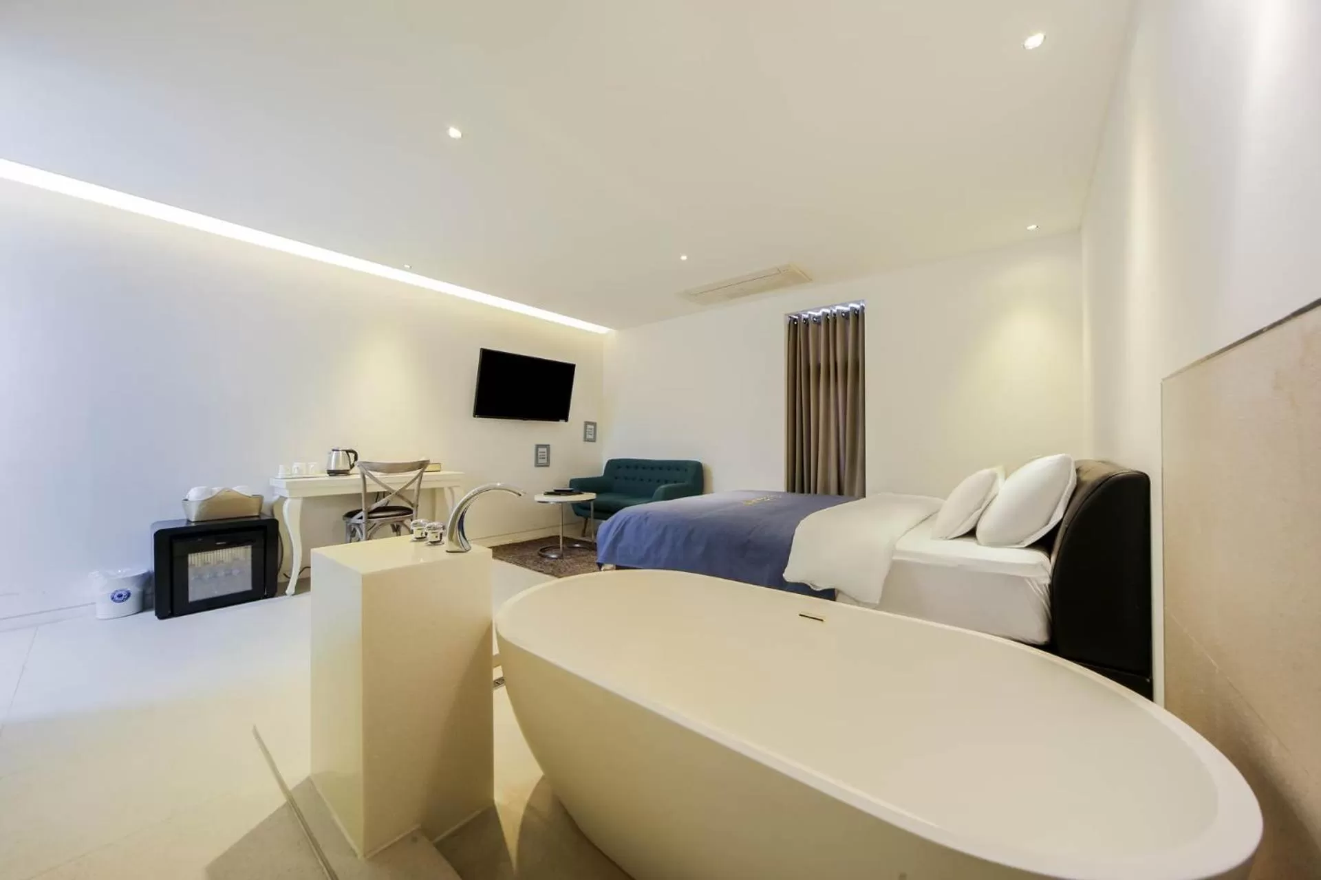 Deluxe Double Room with Bath in Hotel Myeongjak