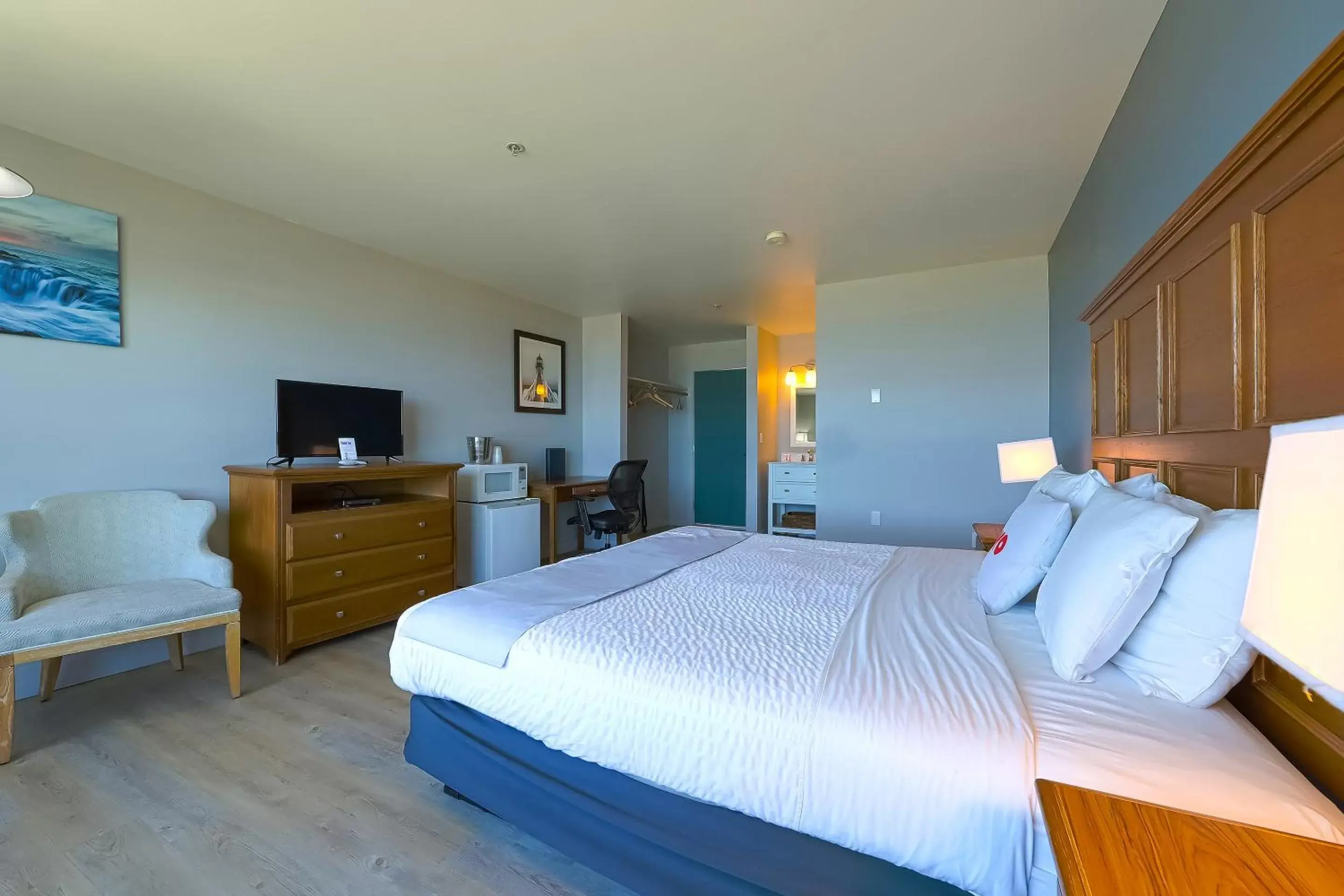 Bedroom, Bed in OYO Waves Hotel Newport OR - NYE Beach