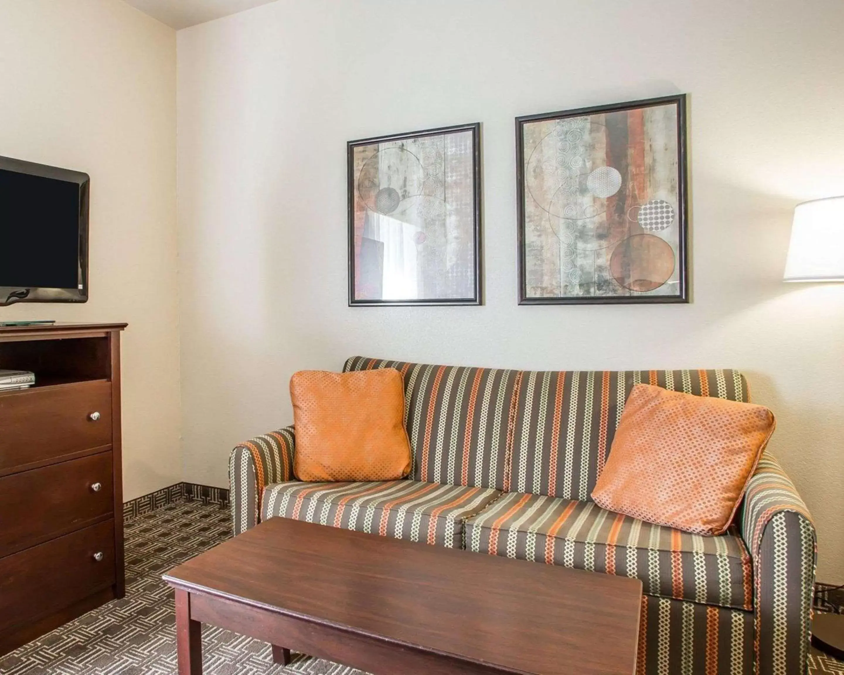 Bedroom, Seating Area in MainStay Suites St Robert-Fort Leonard Wood