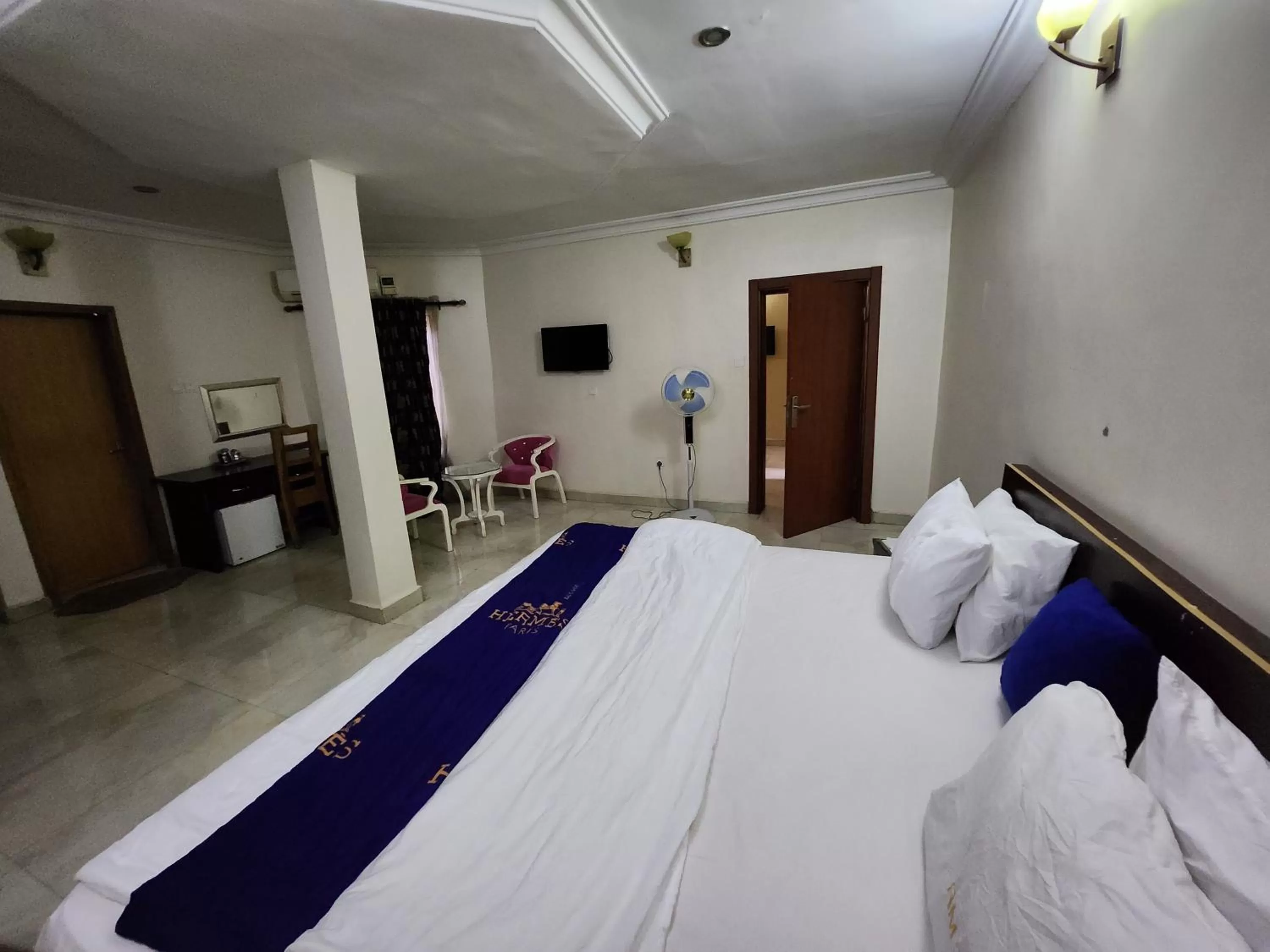 Bed in Nue-Crest Hotels & Suites
