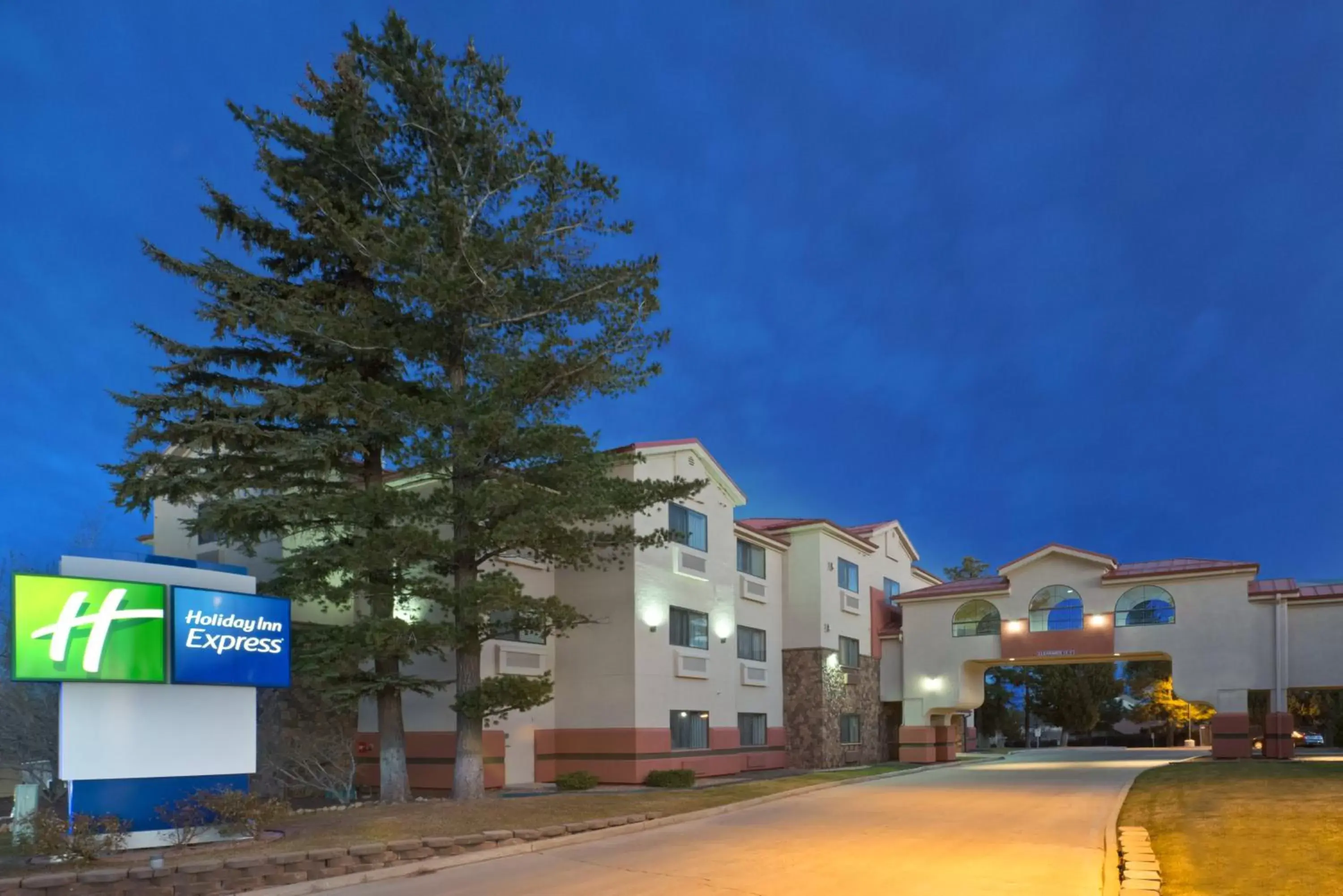 Property Building in Holiday Inn Express Show Low, an IHG Hotel