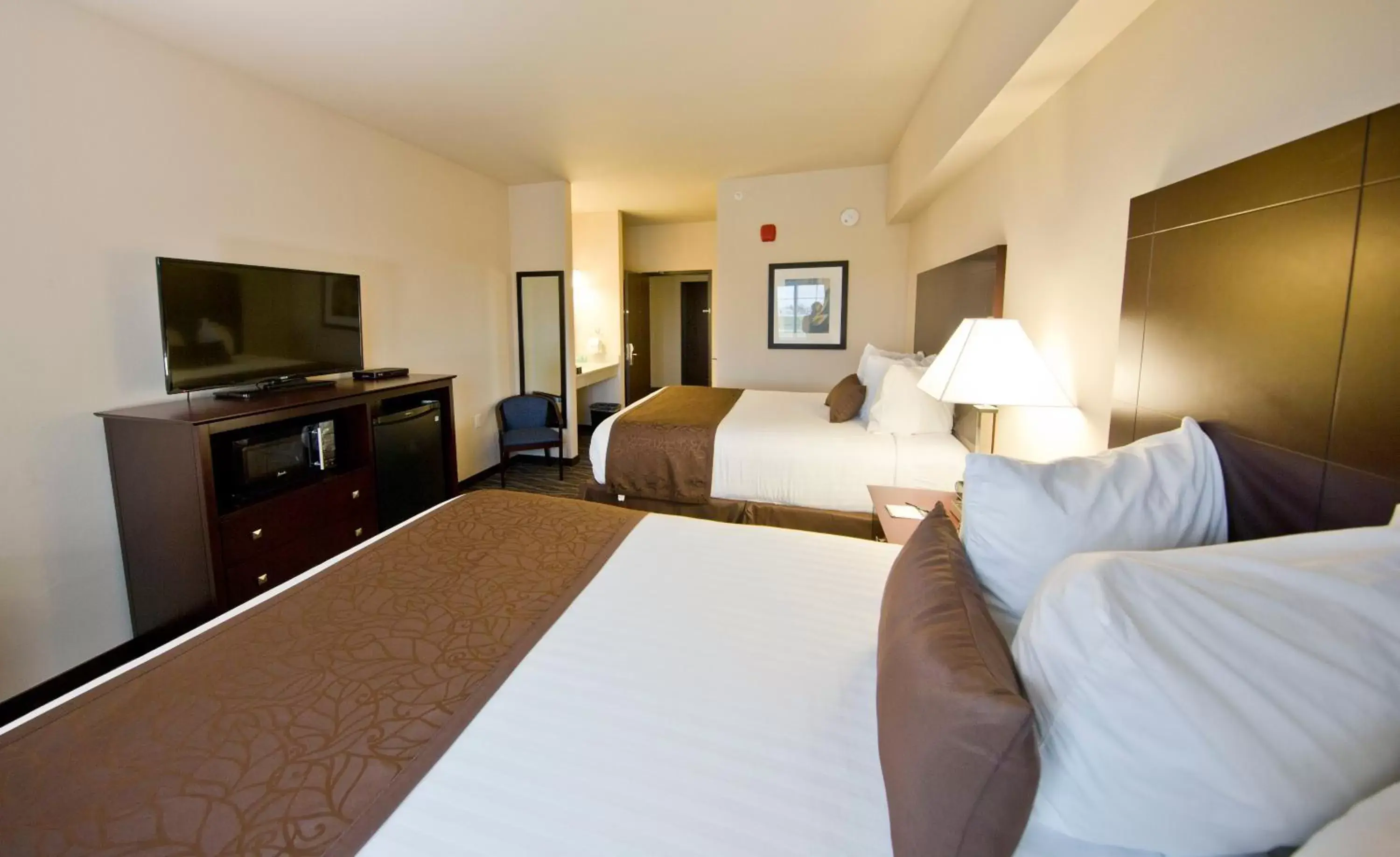 Bed, TV/Entertainment Center in Cobblestone Inn & Suites - Boone