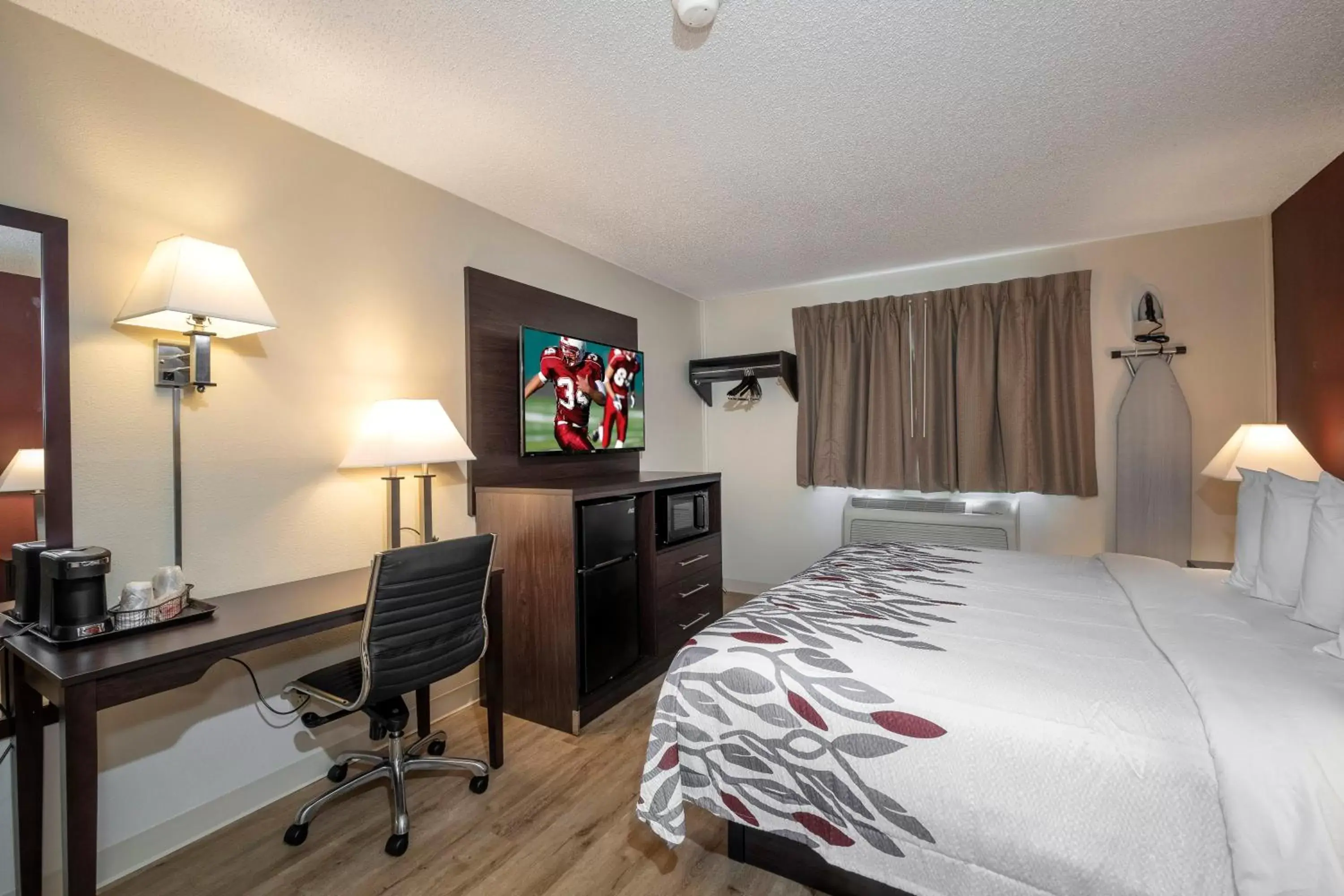 Photo of the whole room, Bed in Red Roof Inn Greensburg Photo of the whole room, Bed in Red Roof Inn Greensburg