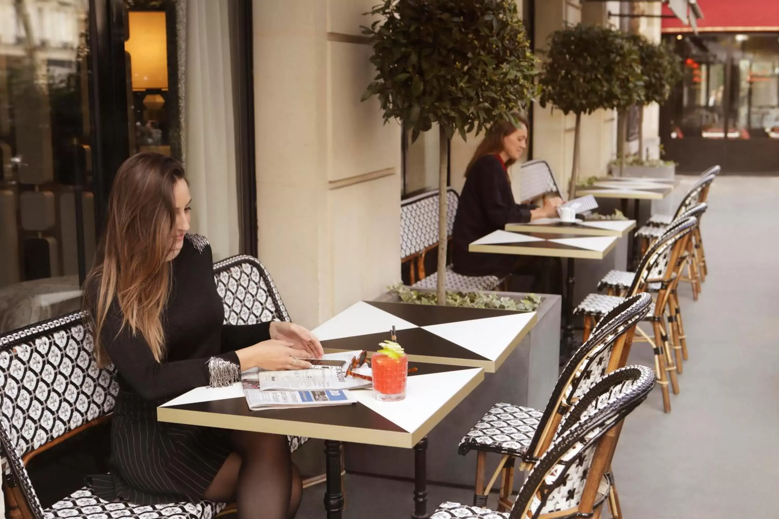 Patio, Restaurant/Places to Eat in Hôtel le Derby Alma by Inwood Hotels