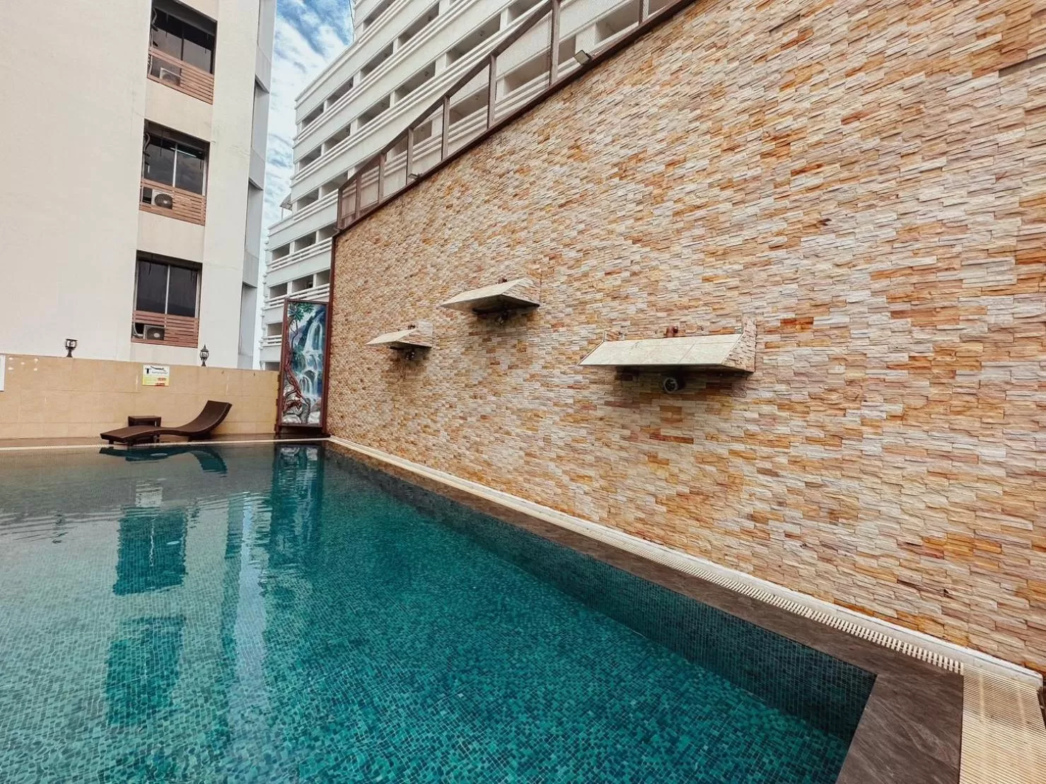 Swimming pool in Hotel De Khuvieng